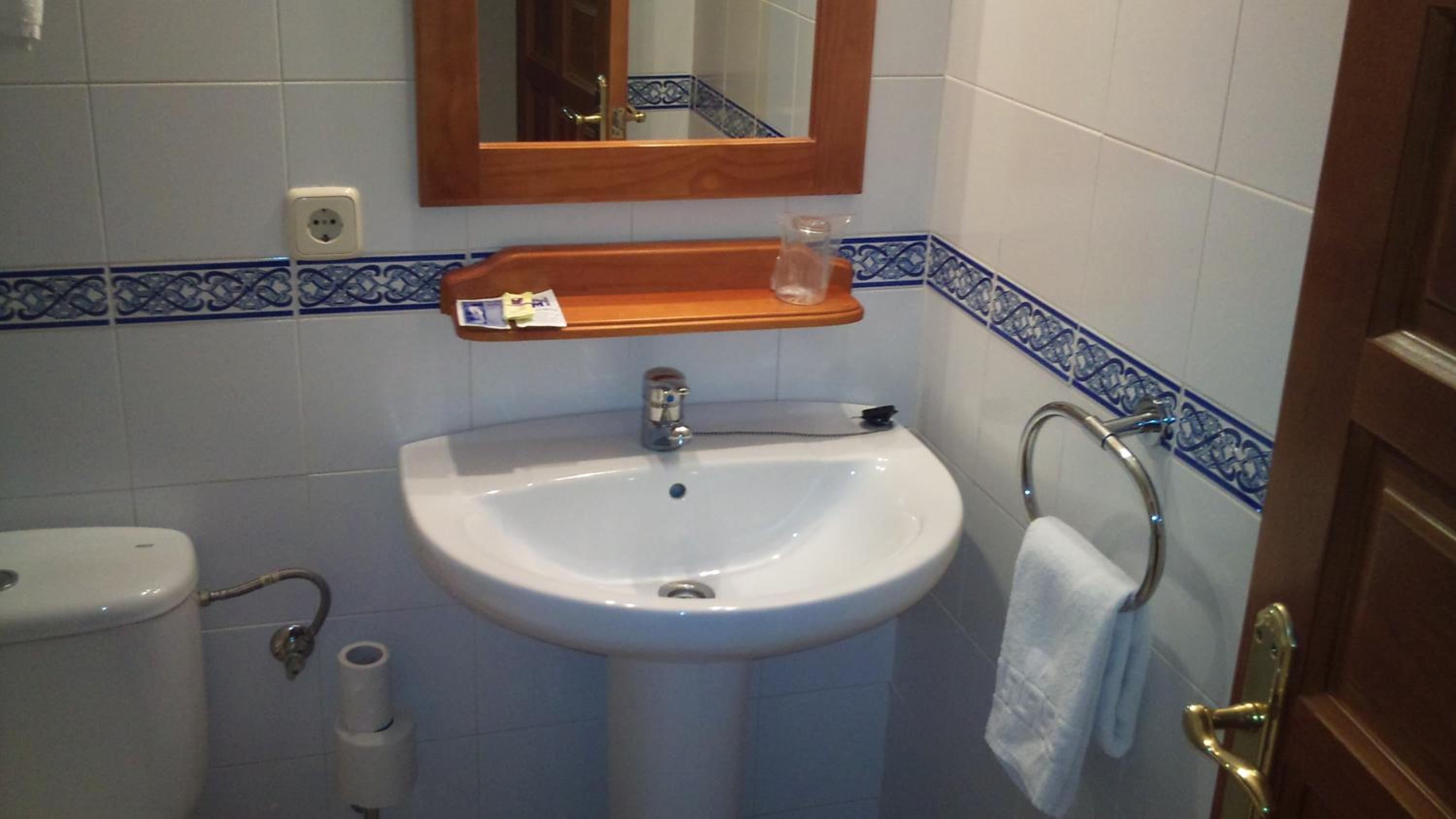 Twin Room - Photo 17