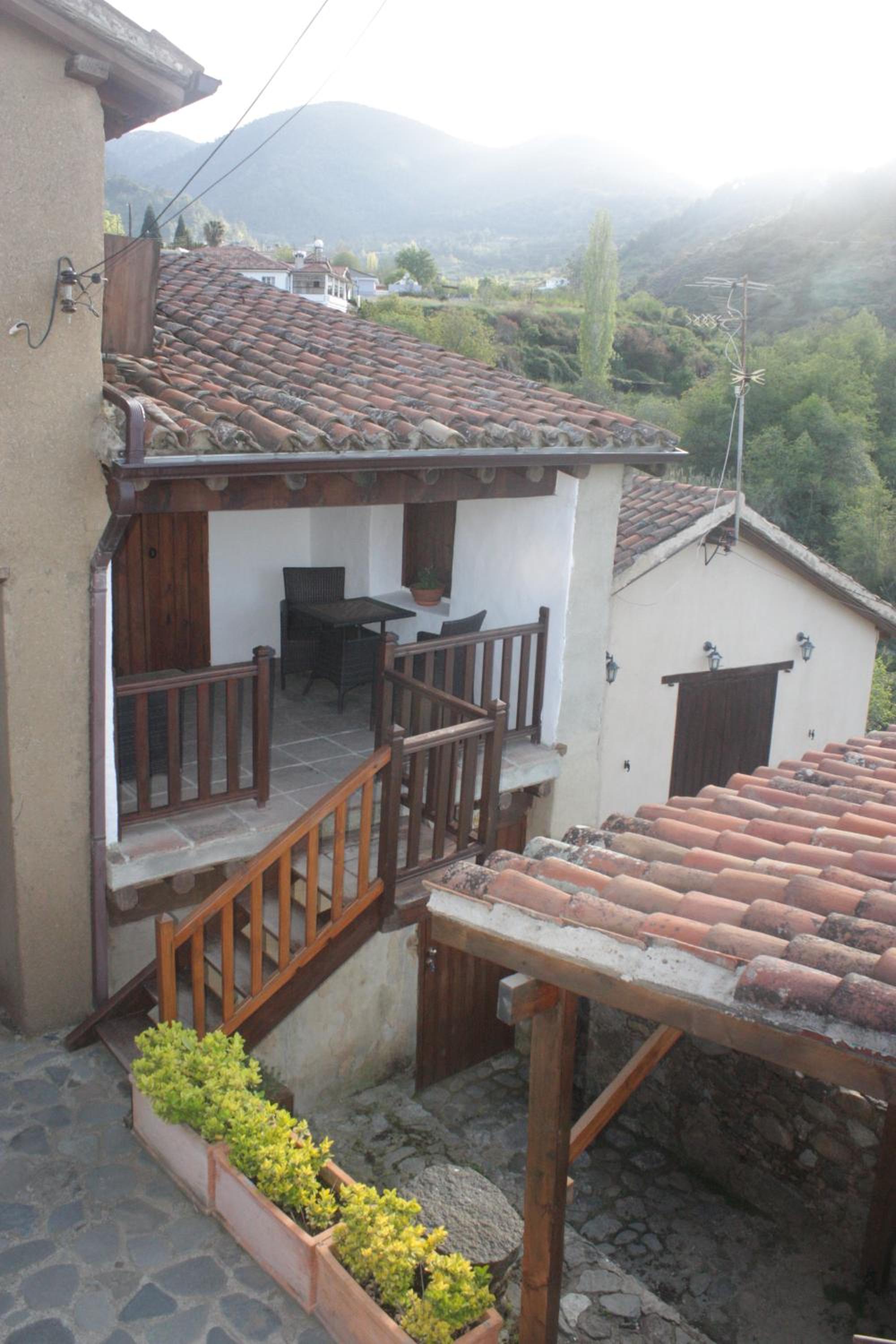 Deluxe Double Room with Balcony - Photo 3