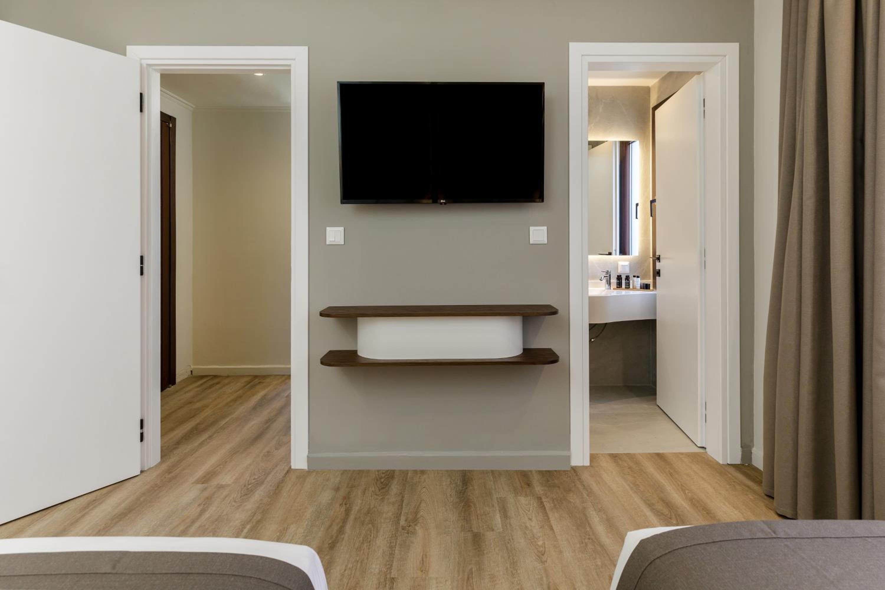 Deluxe Suite - Photo 5