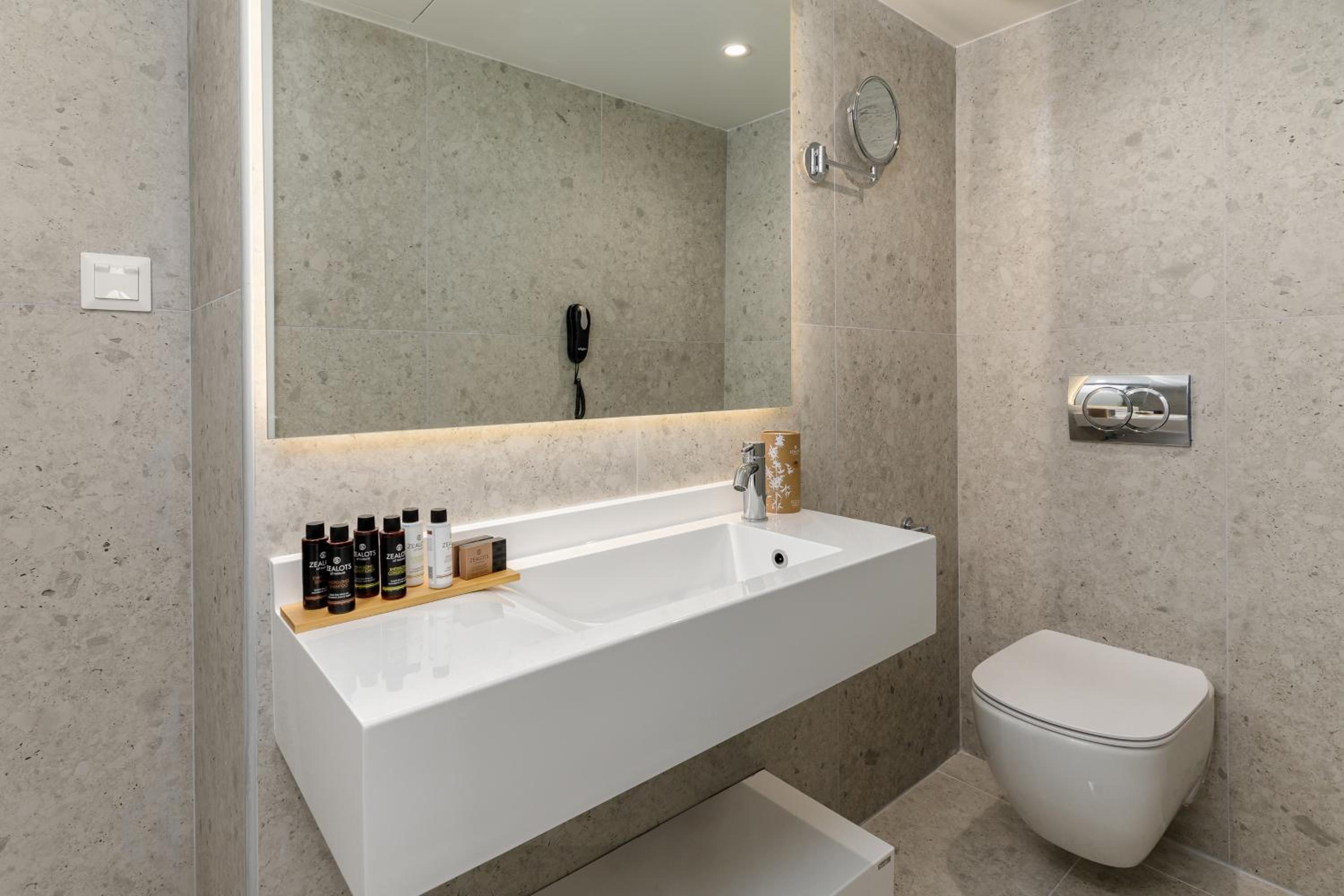 Deluxe Suite - Photo 7