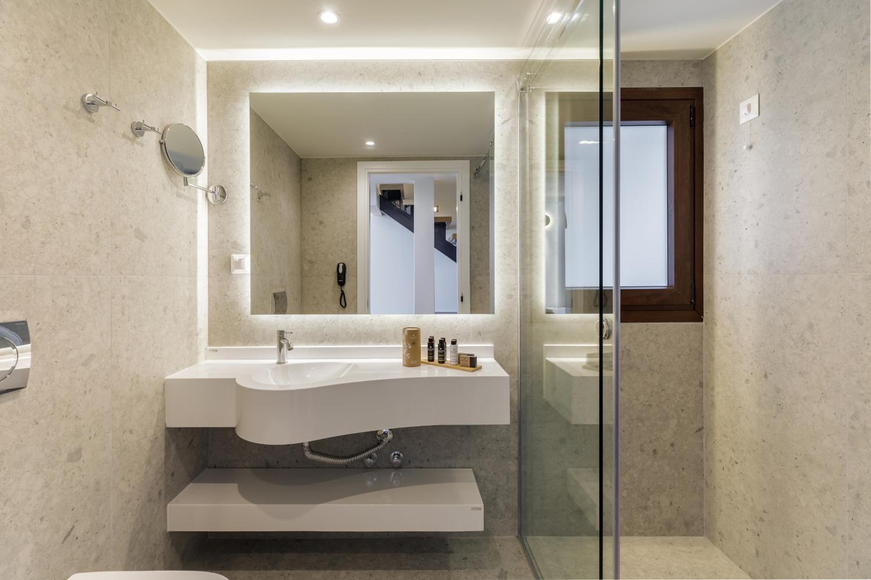 Deluxe Suite - Photo 3