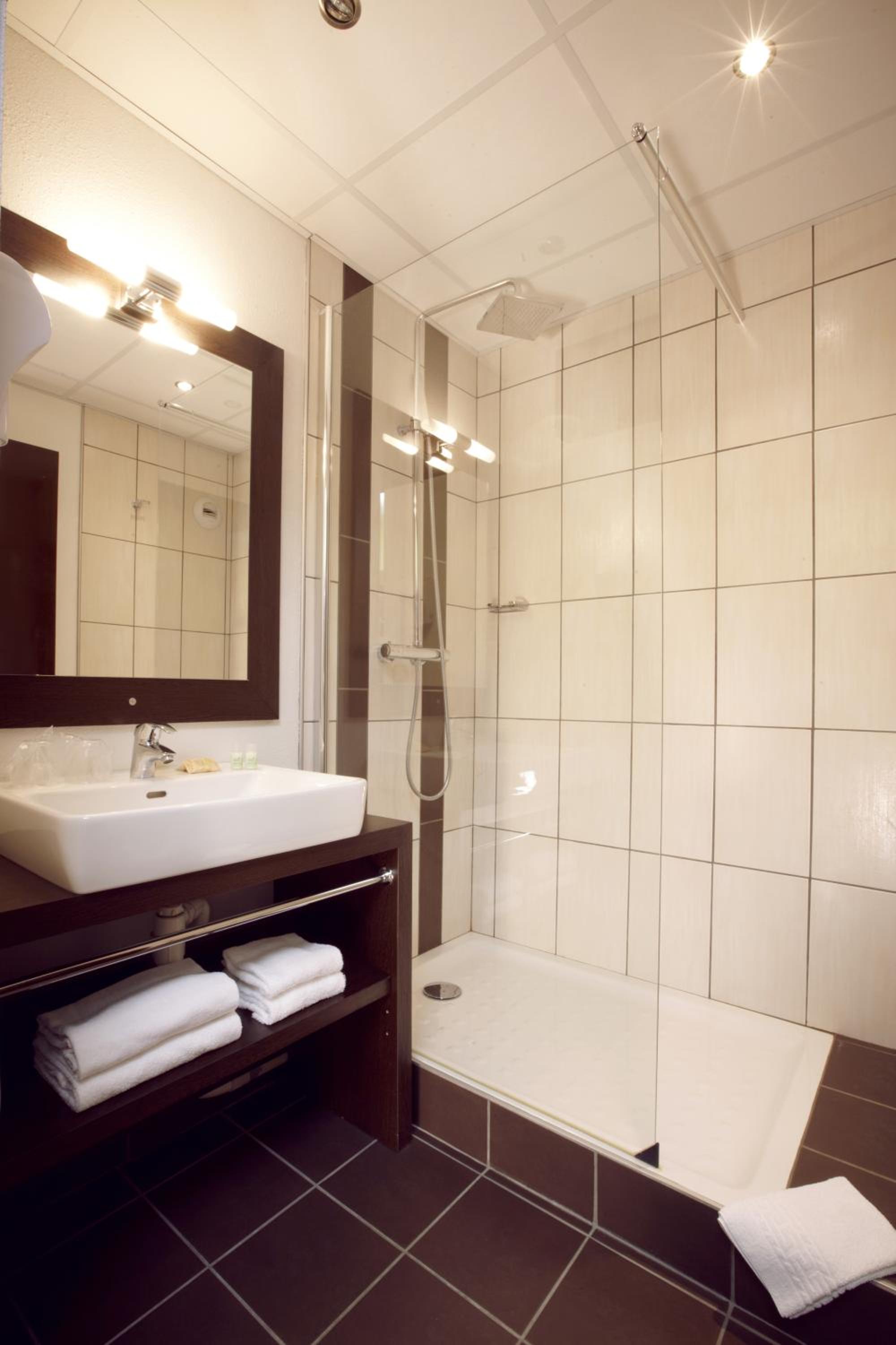 Standard Double Room - Photo 7