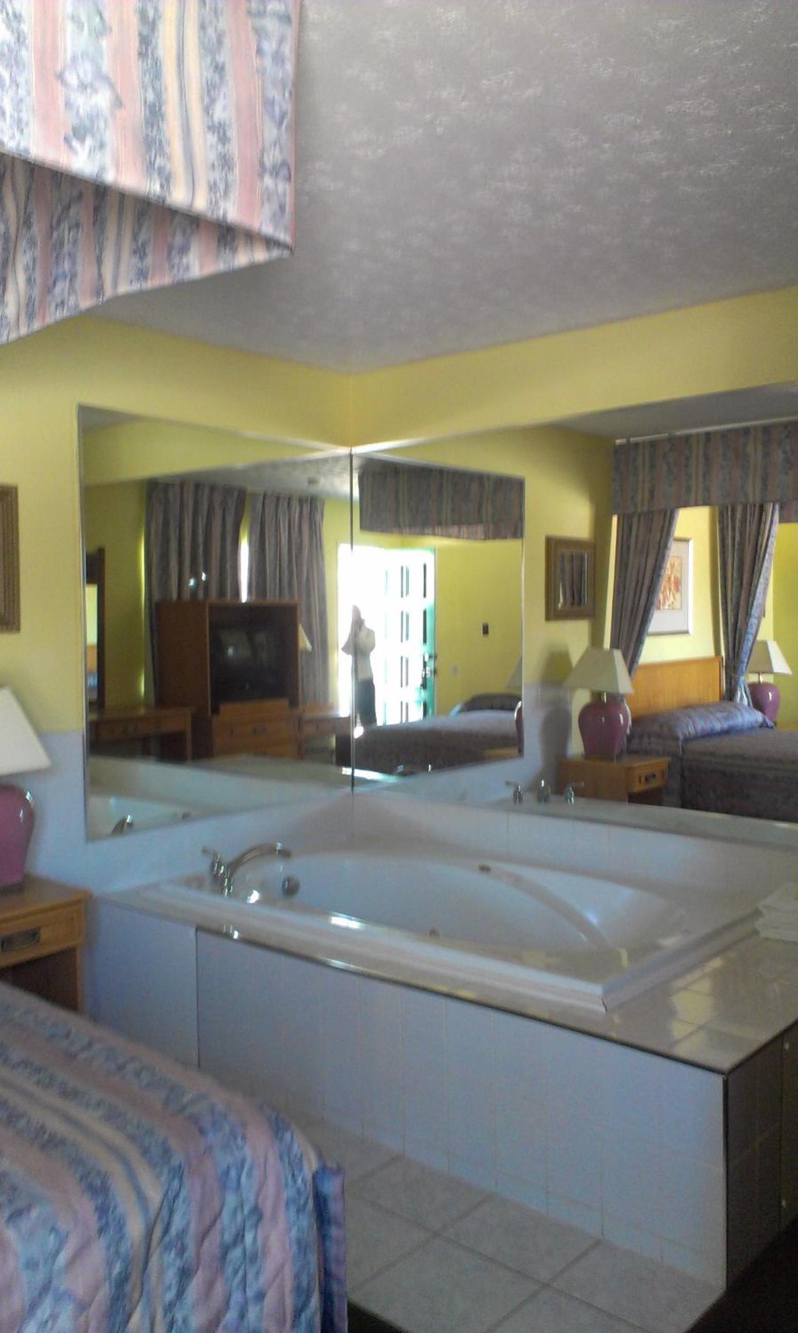 Queen Suite with Spa Bath - Photo 17
