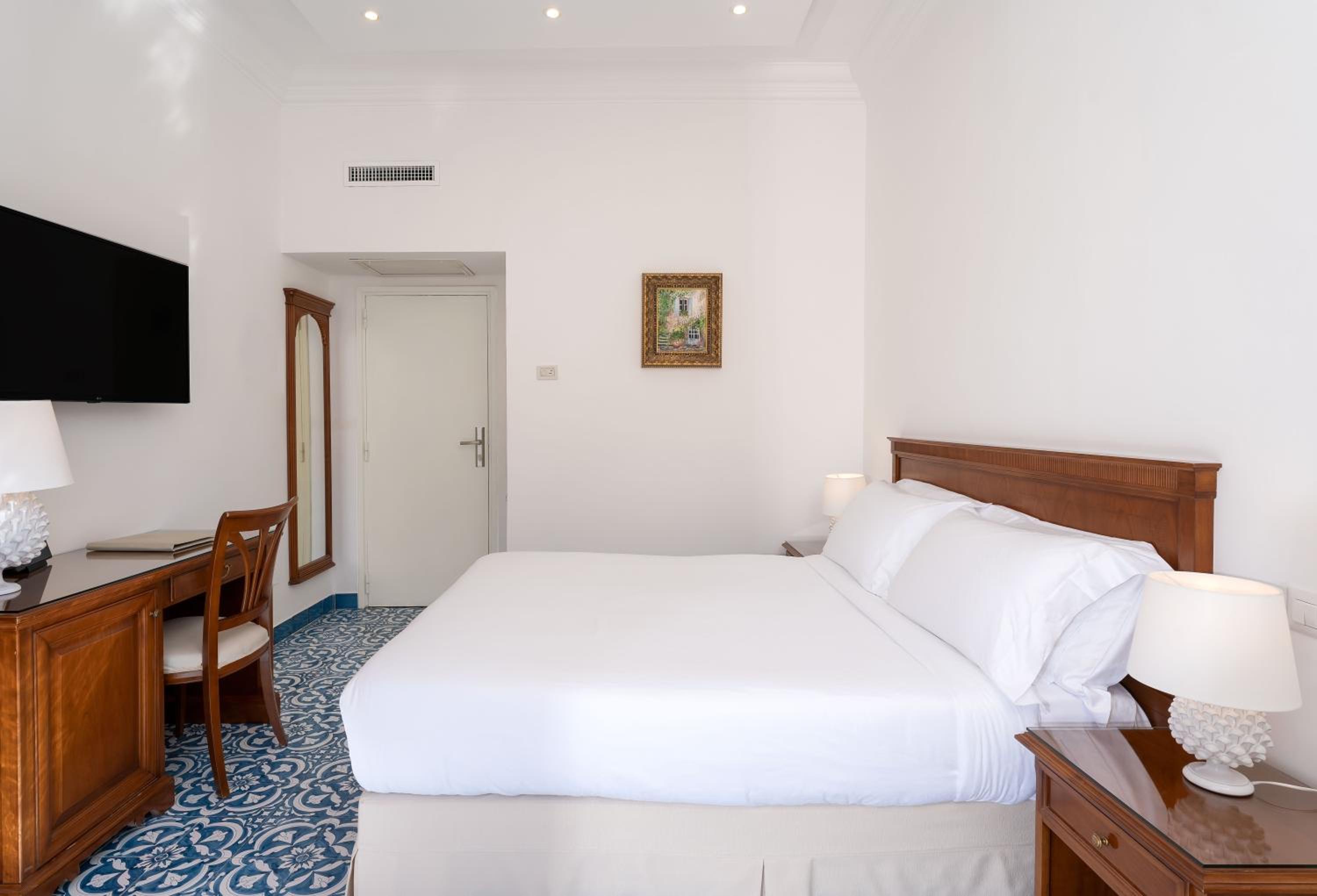 Double or Twin Room with Balcony and Garden View thumbnail 5