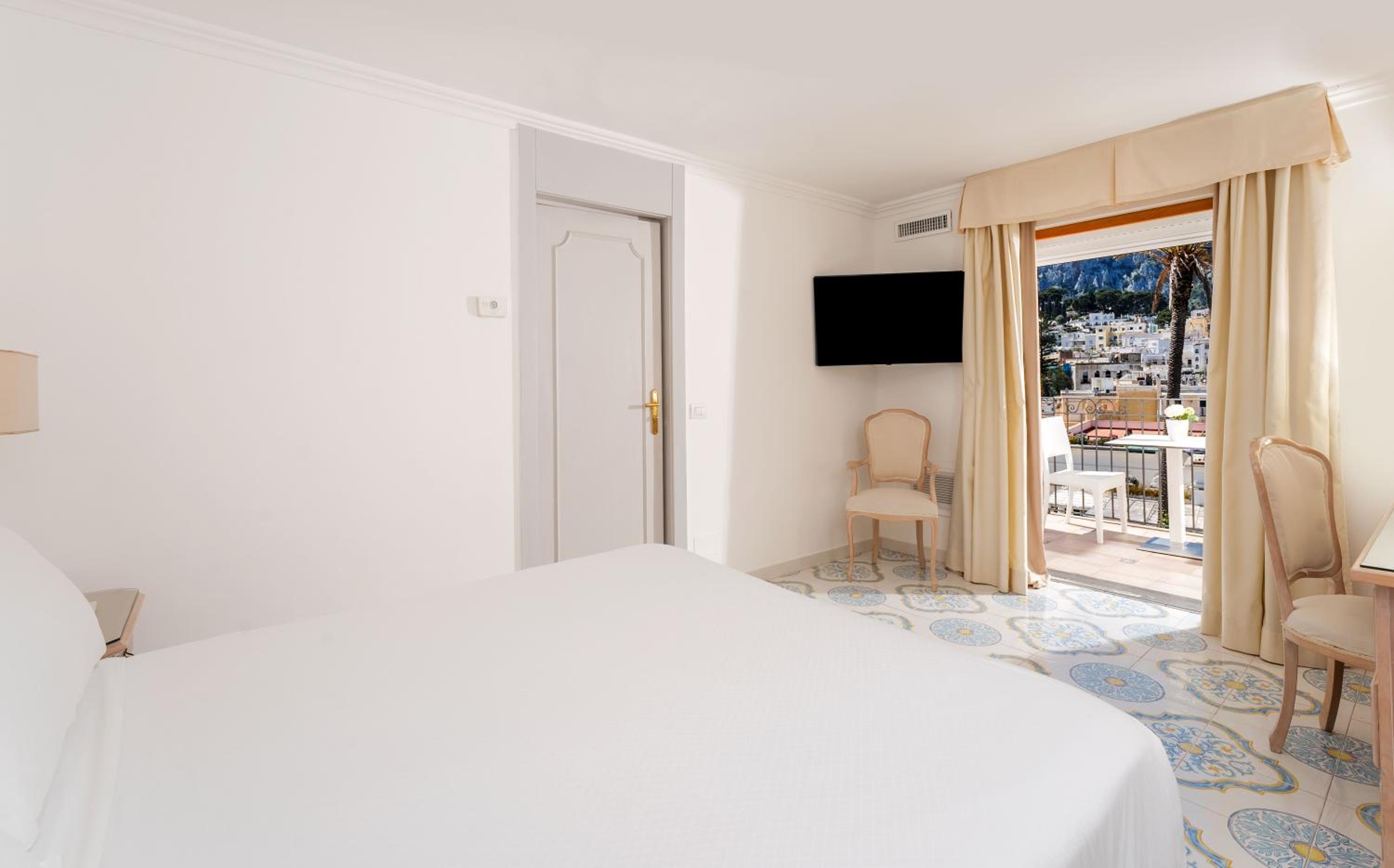 Double Room with Balcony and Sea View - Photo 3