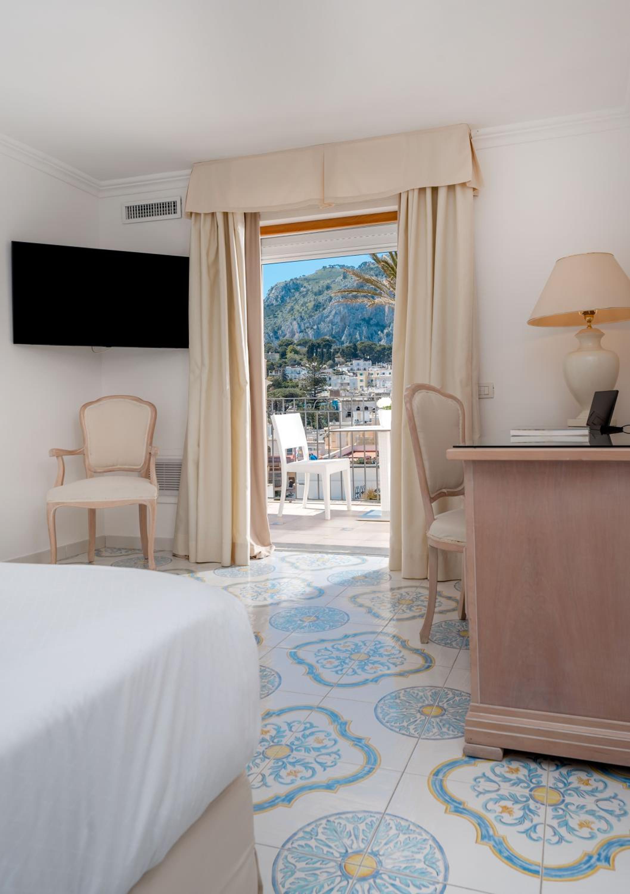 Double Room with Balcony and Sea View - Photo 6