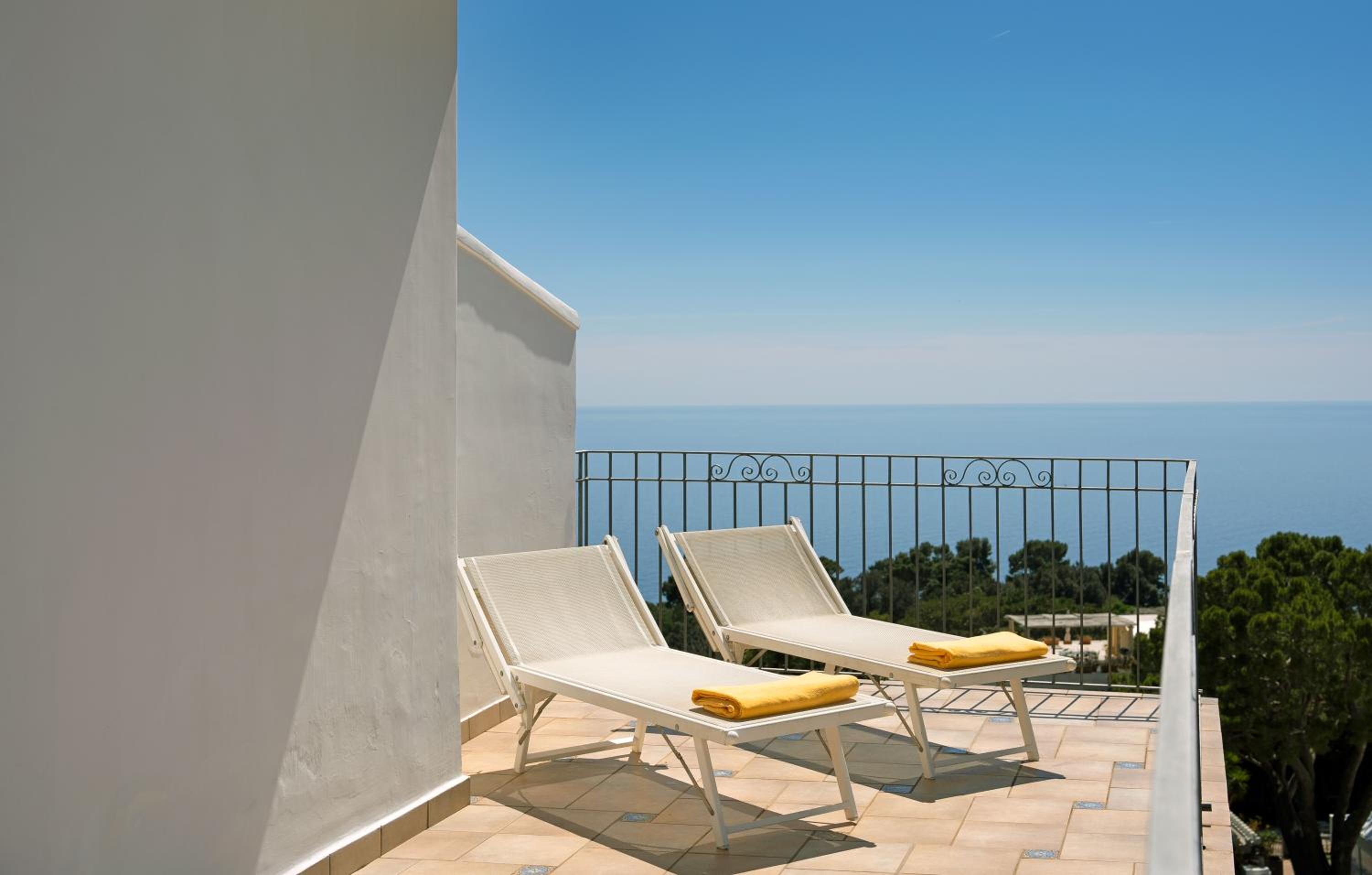 Double Room with Balcony and Sea View - Photo 7