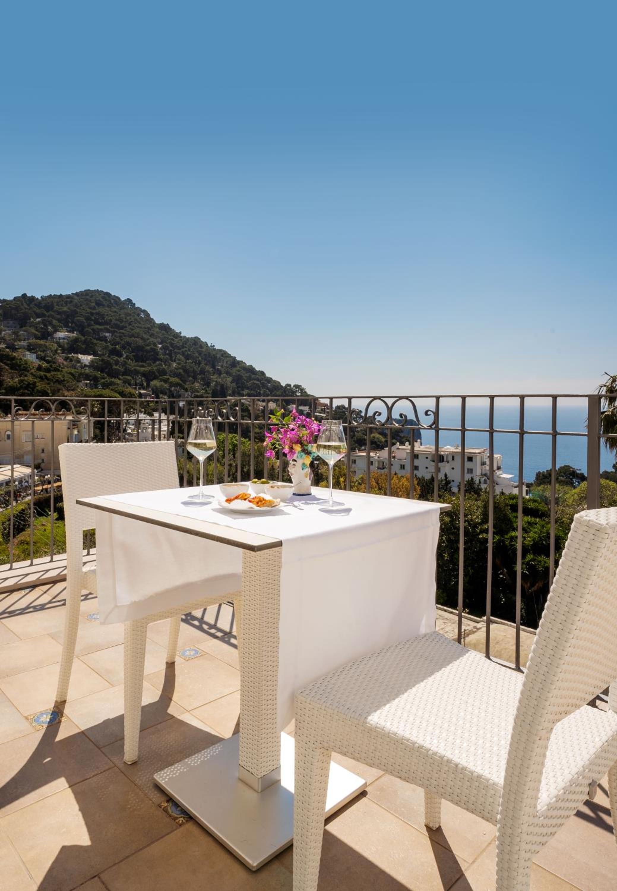 Double Room with Balcony and Sea View - Photo 9
