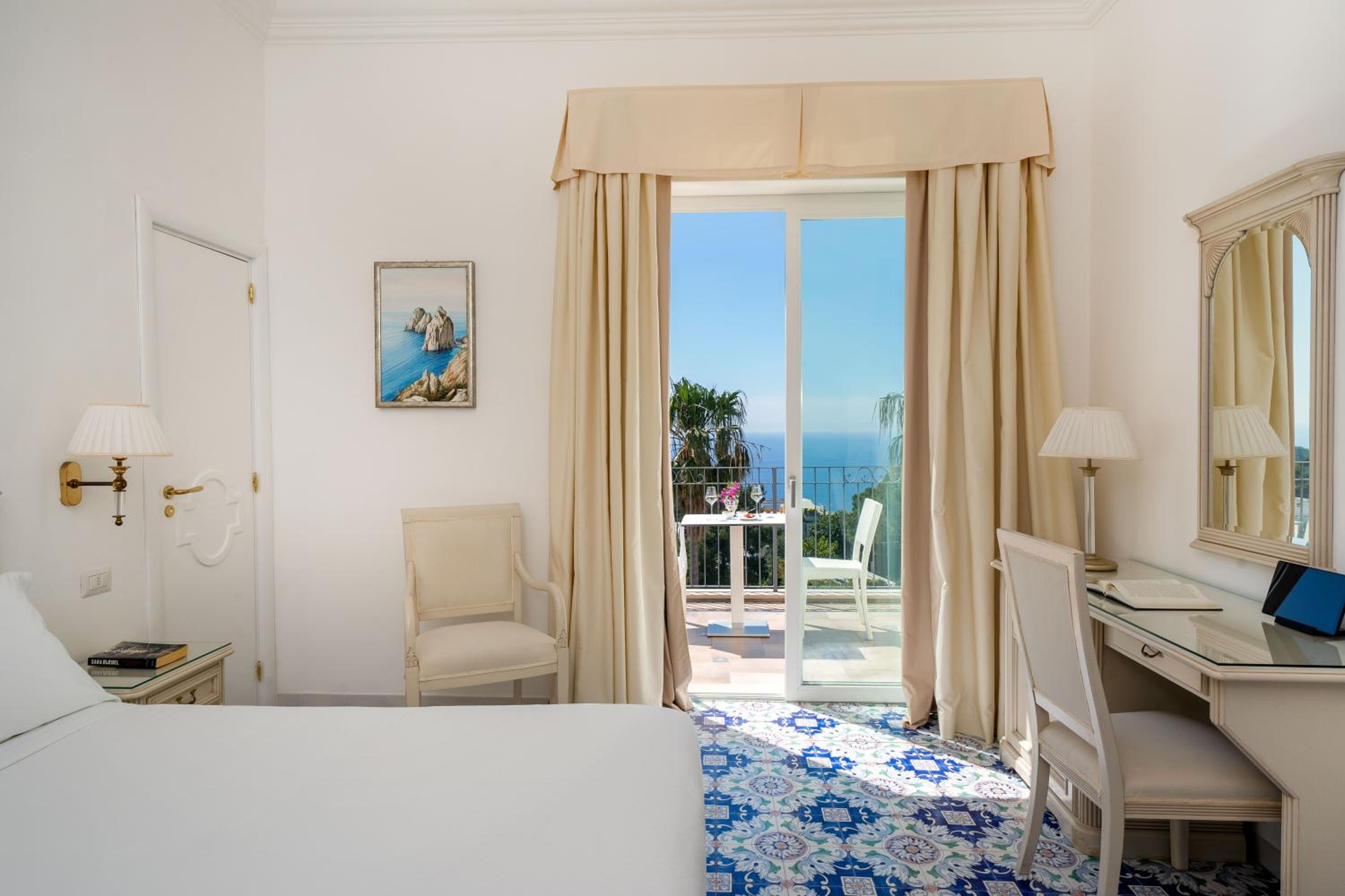 Double Room with Balcony and Sea View - Photo 1