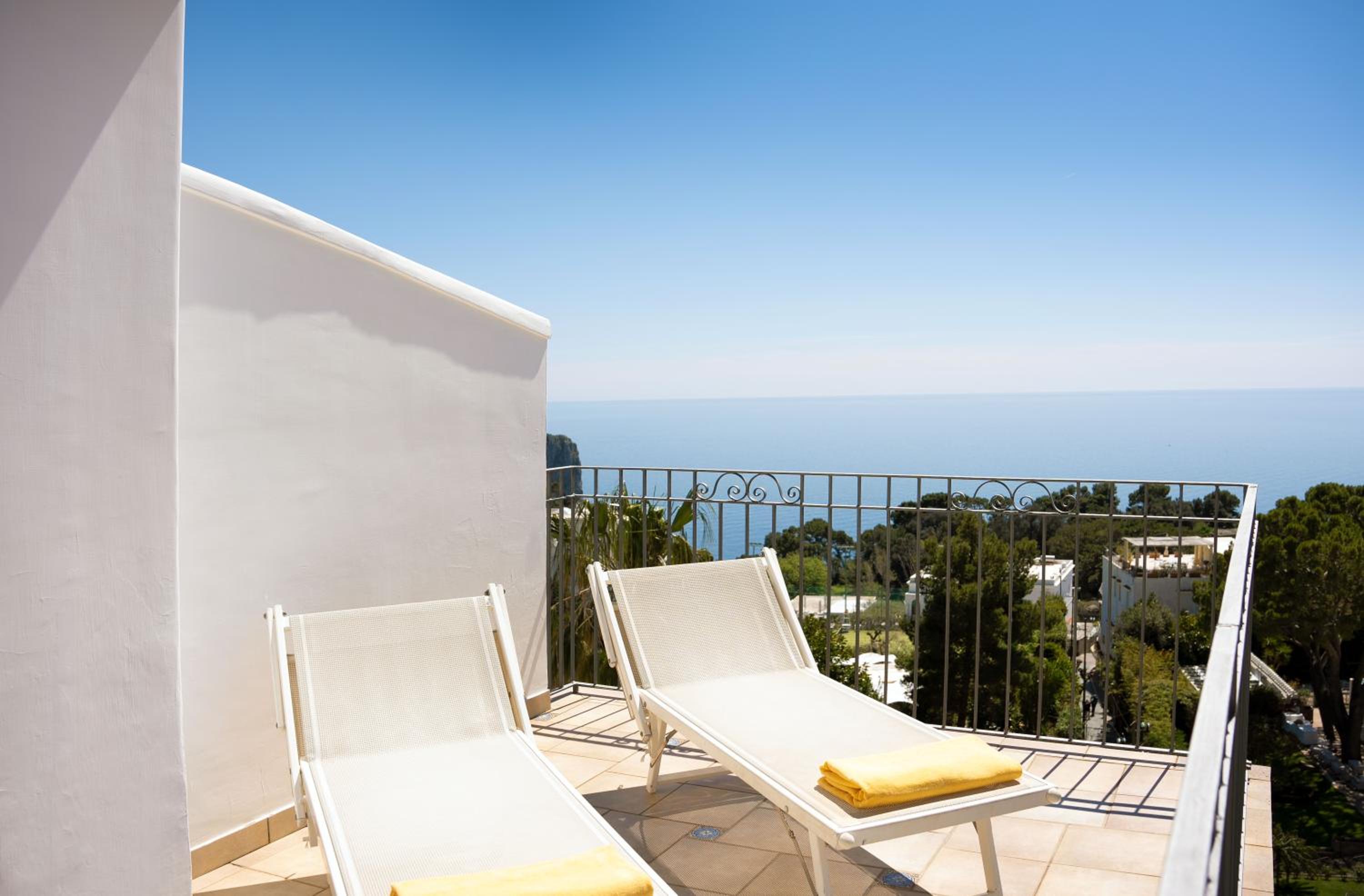 Double Room with Balcony and Sea View - Photo 13