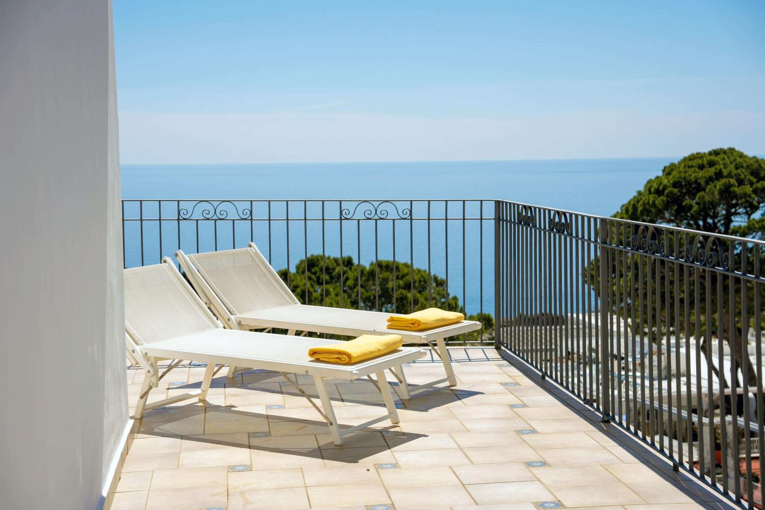 Double Room with Balcony and Sea View - Photo 14