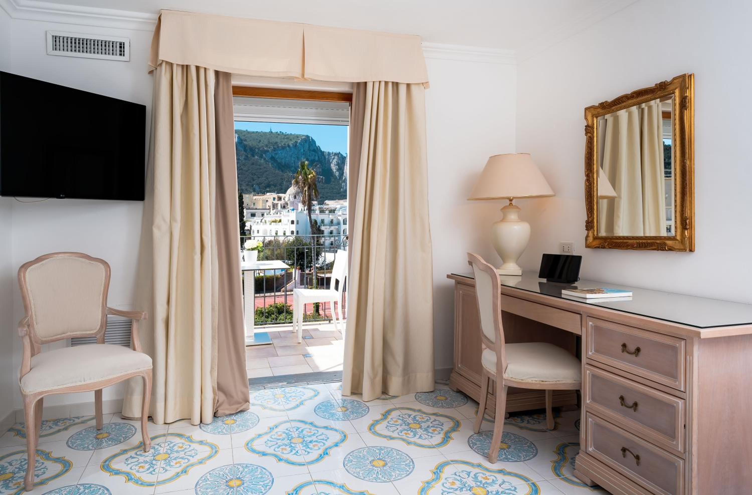 Double Room with Balcony and Sea View - Photo 16