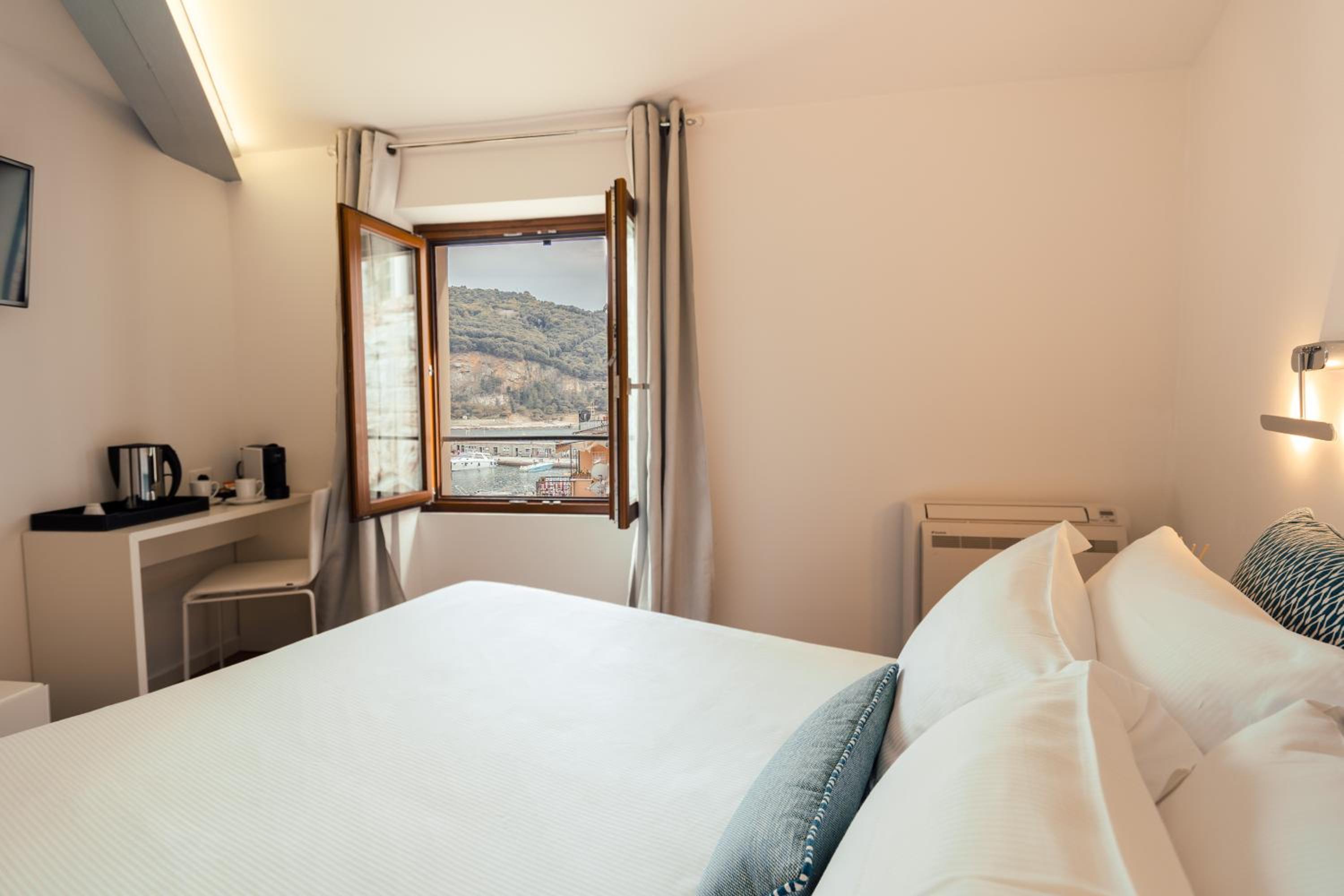 Superior Double Room with Sea View - Photo 4