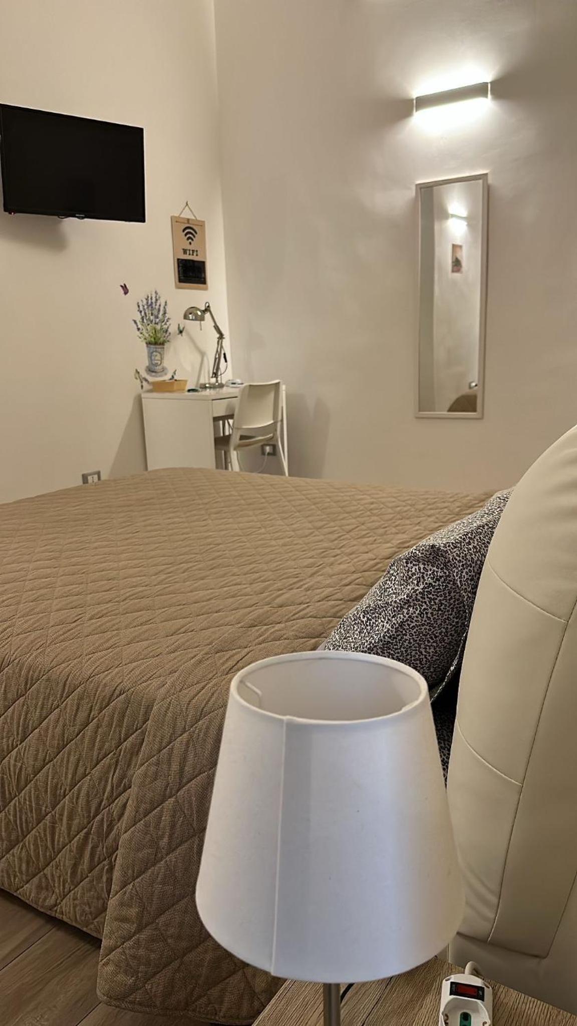 Double Room with Private Bathroom - Photo 9