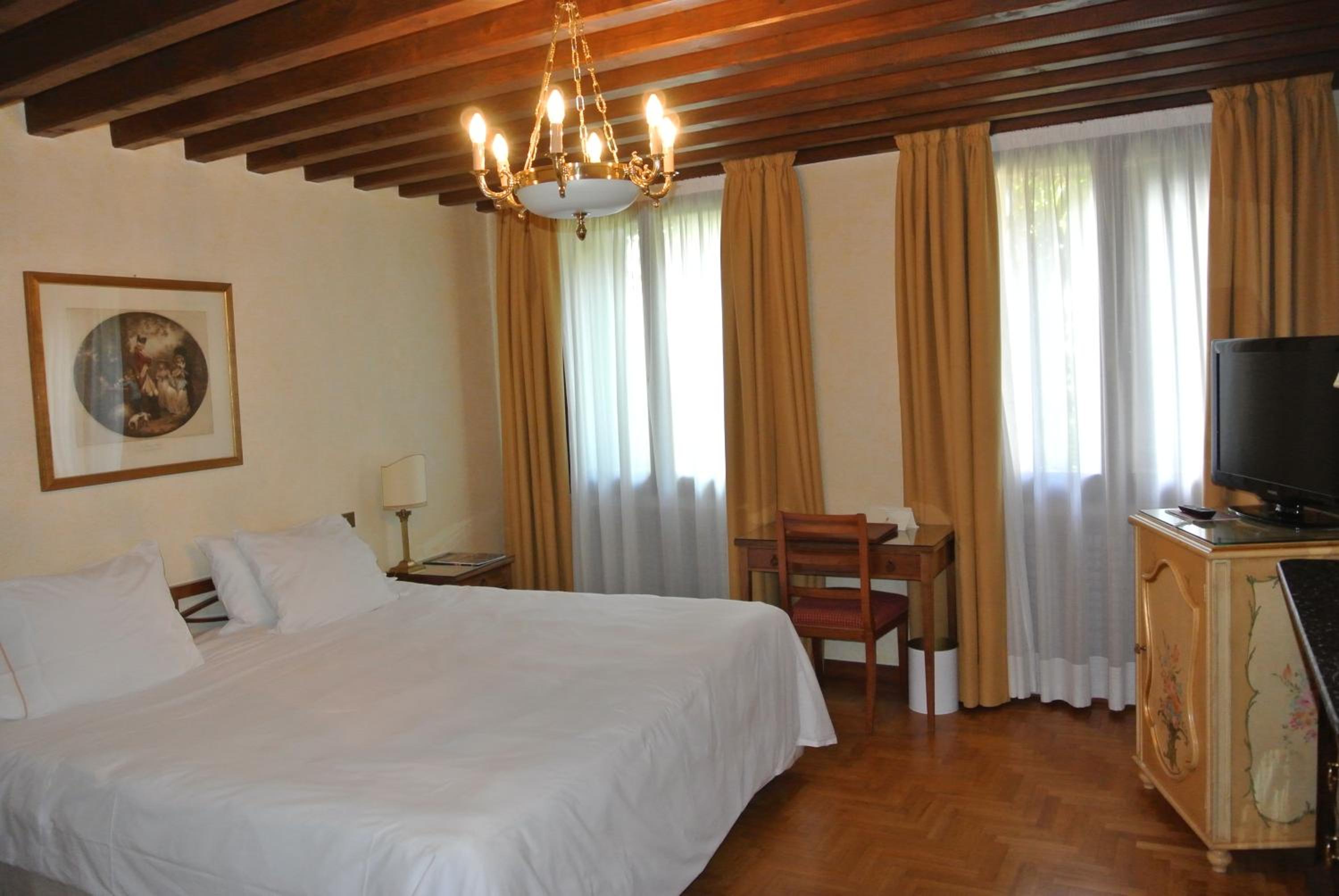 Deluxe Double Room thumbnail 5