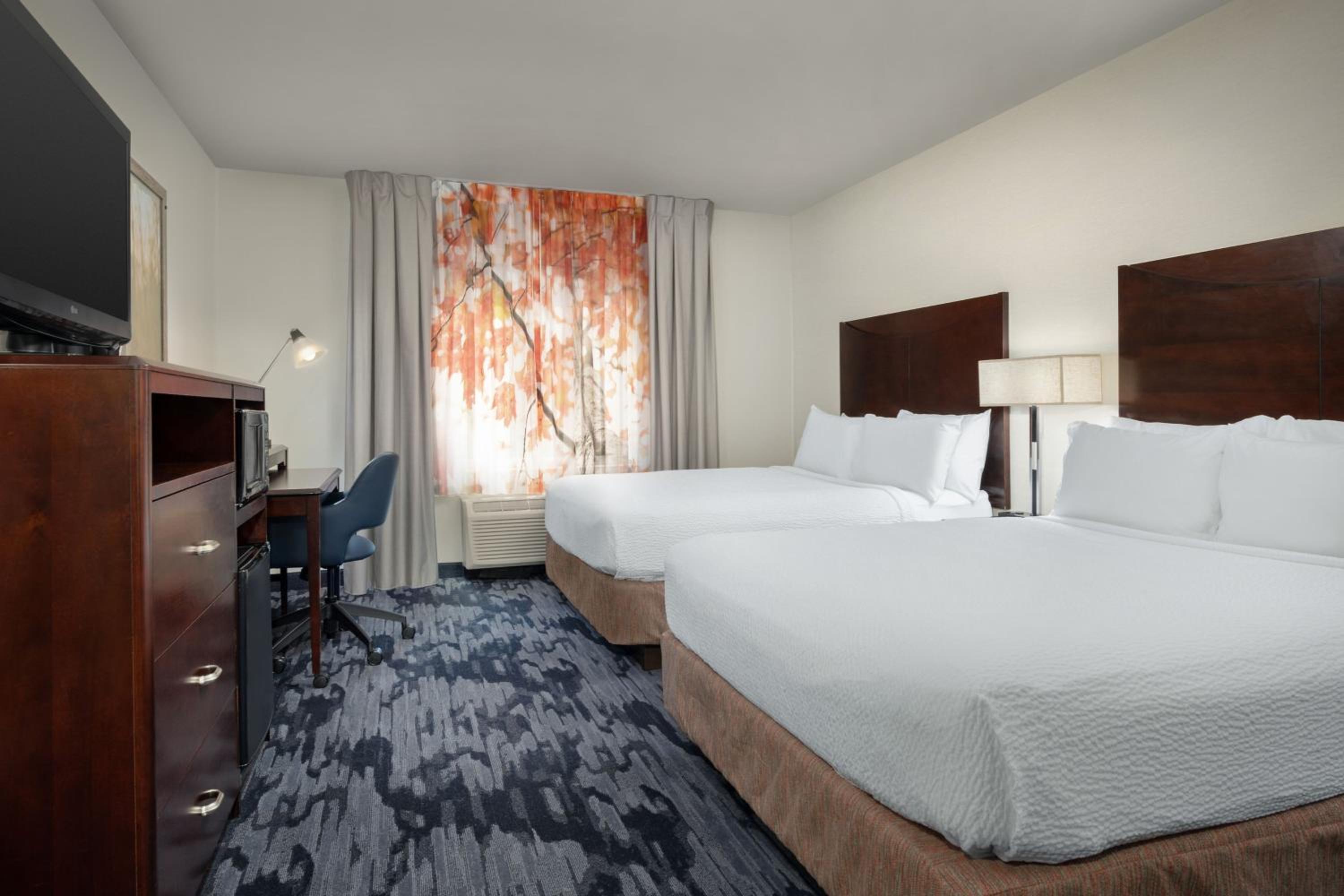 Queen Room with Two Queen Beds - Photo 4