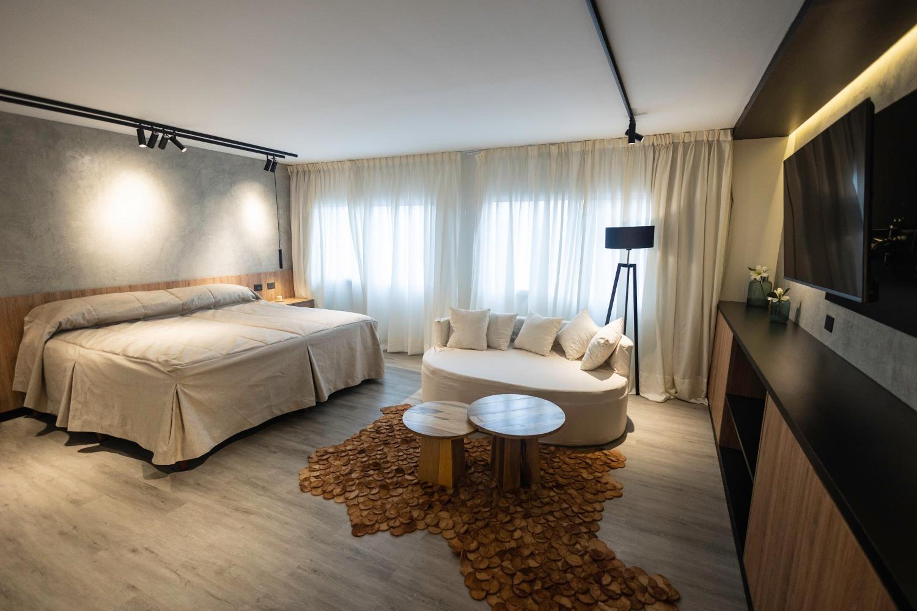 Deluxe Suite with Spa Bath photo 2