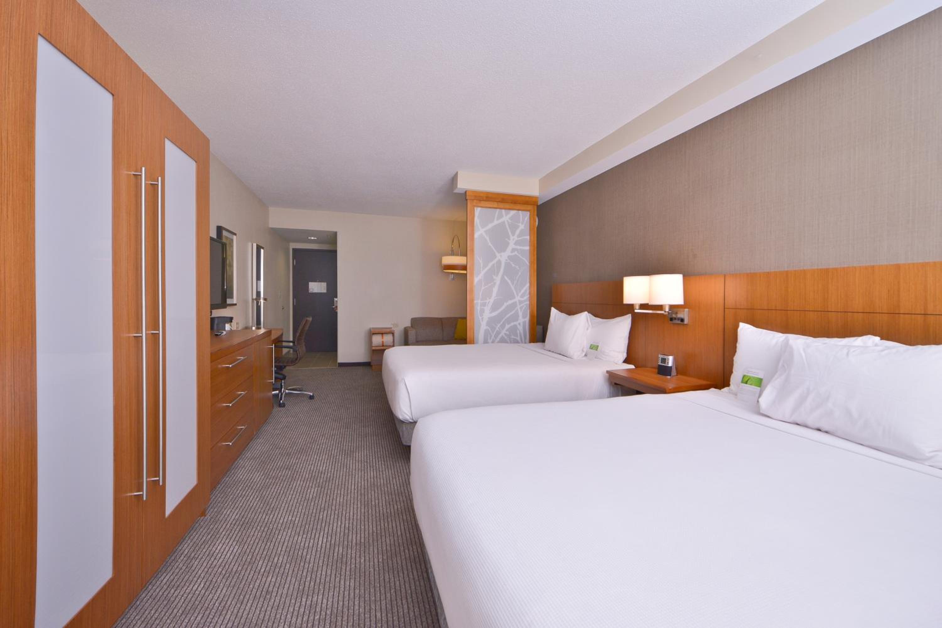 Queen Room with Two Queen Beds and Sofa Bed photo 3
