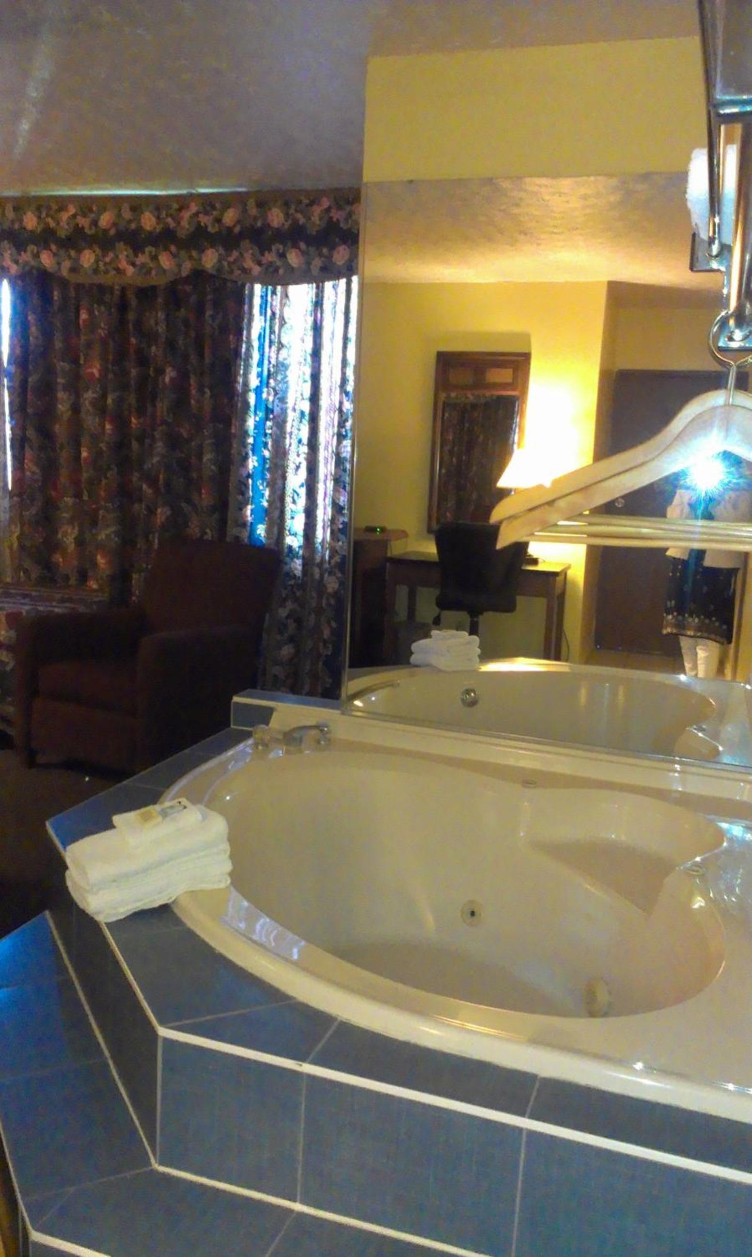Queen Suite with Spa Bath - Photo 4