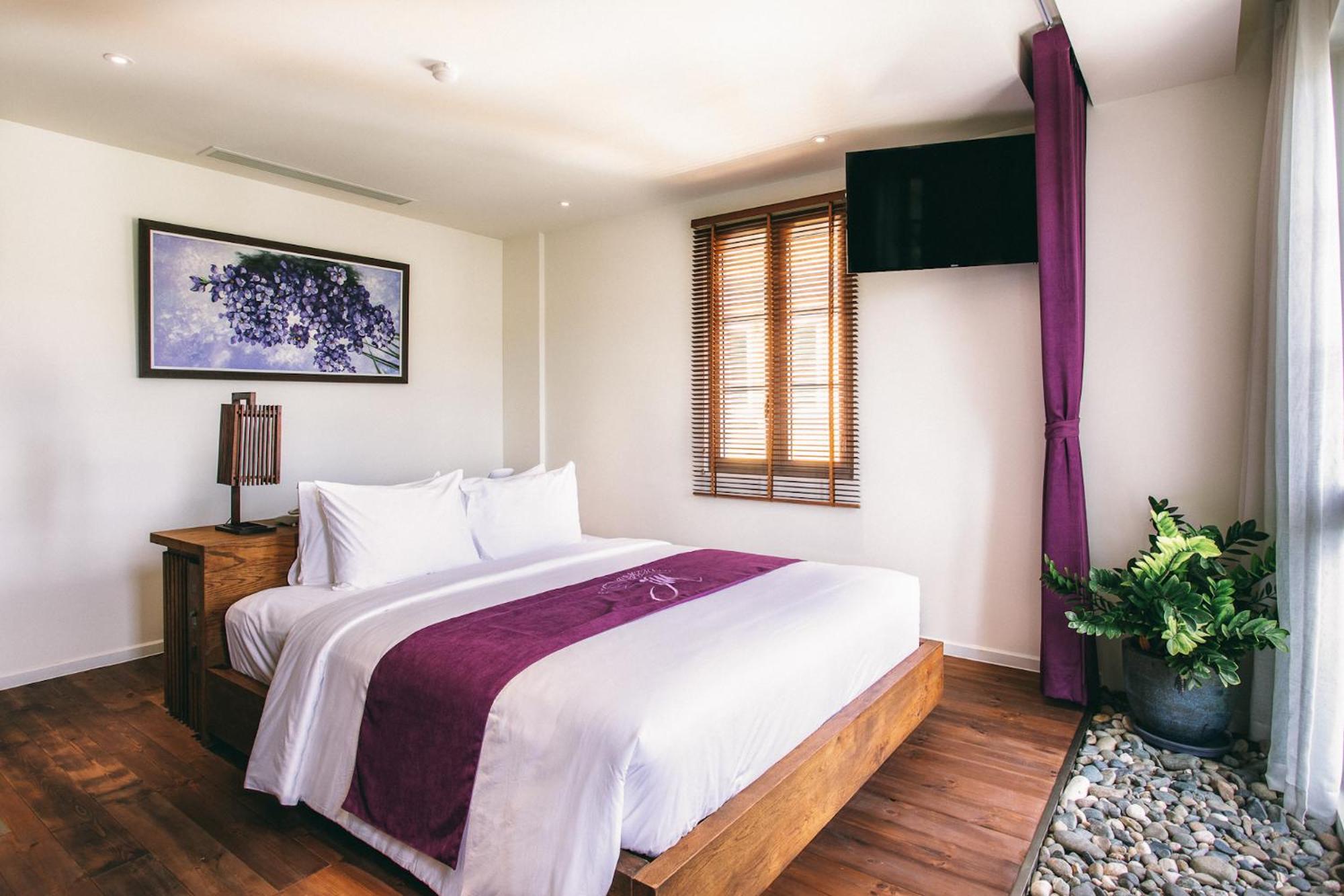 Deluxe King Room - Photo 5