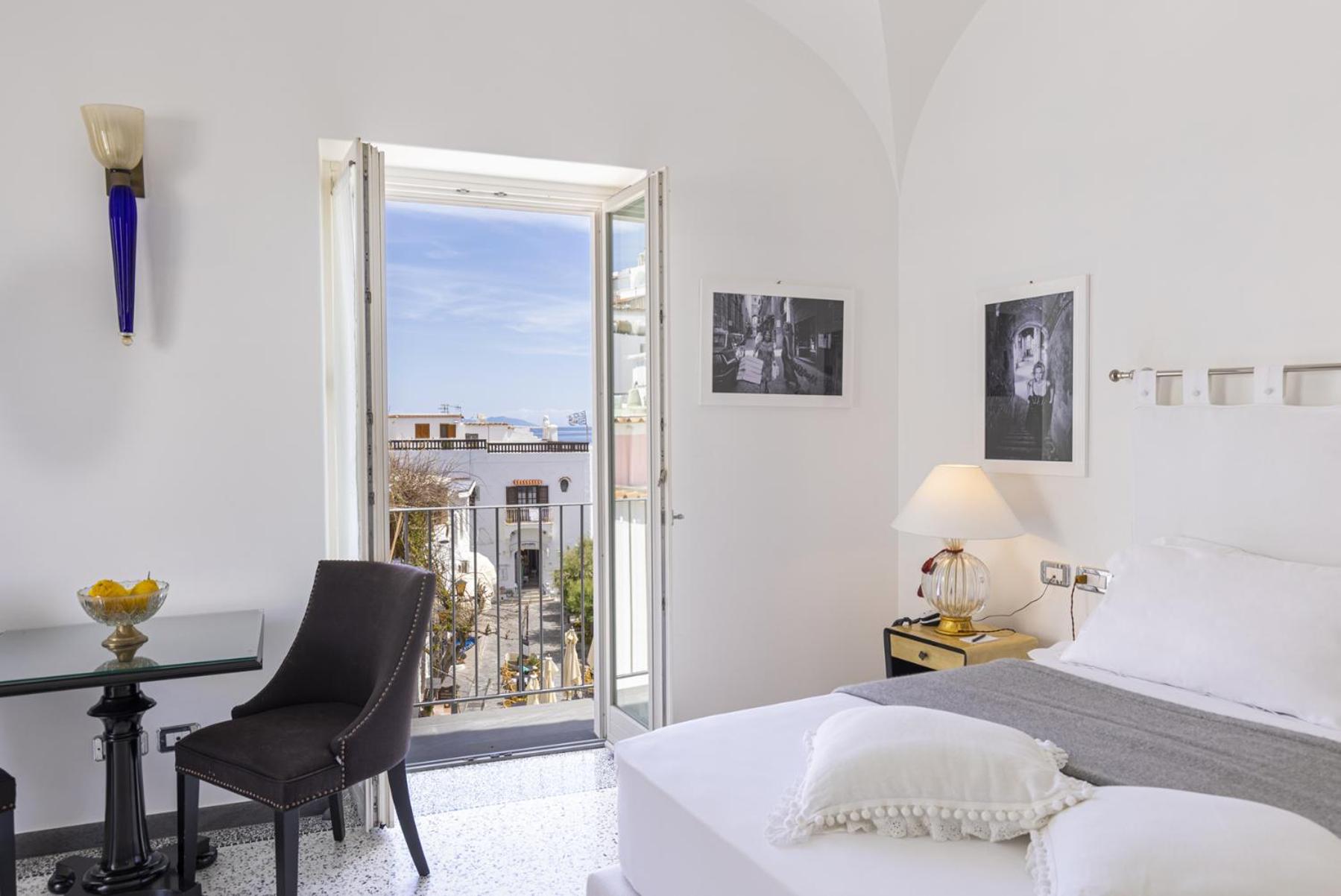 Deluxe Double Room with Side Sea View - Photo 9