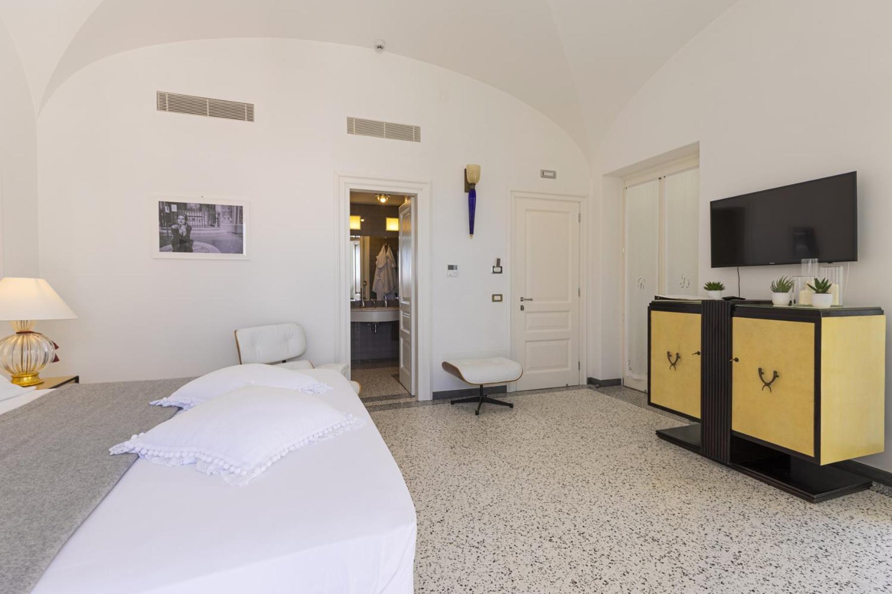 Deluxe Double Room with Side Sea View - Photo 3