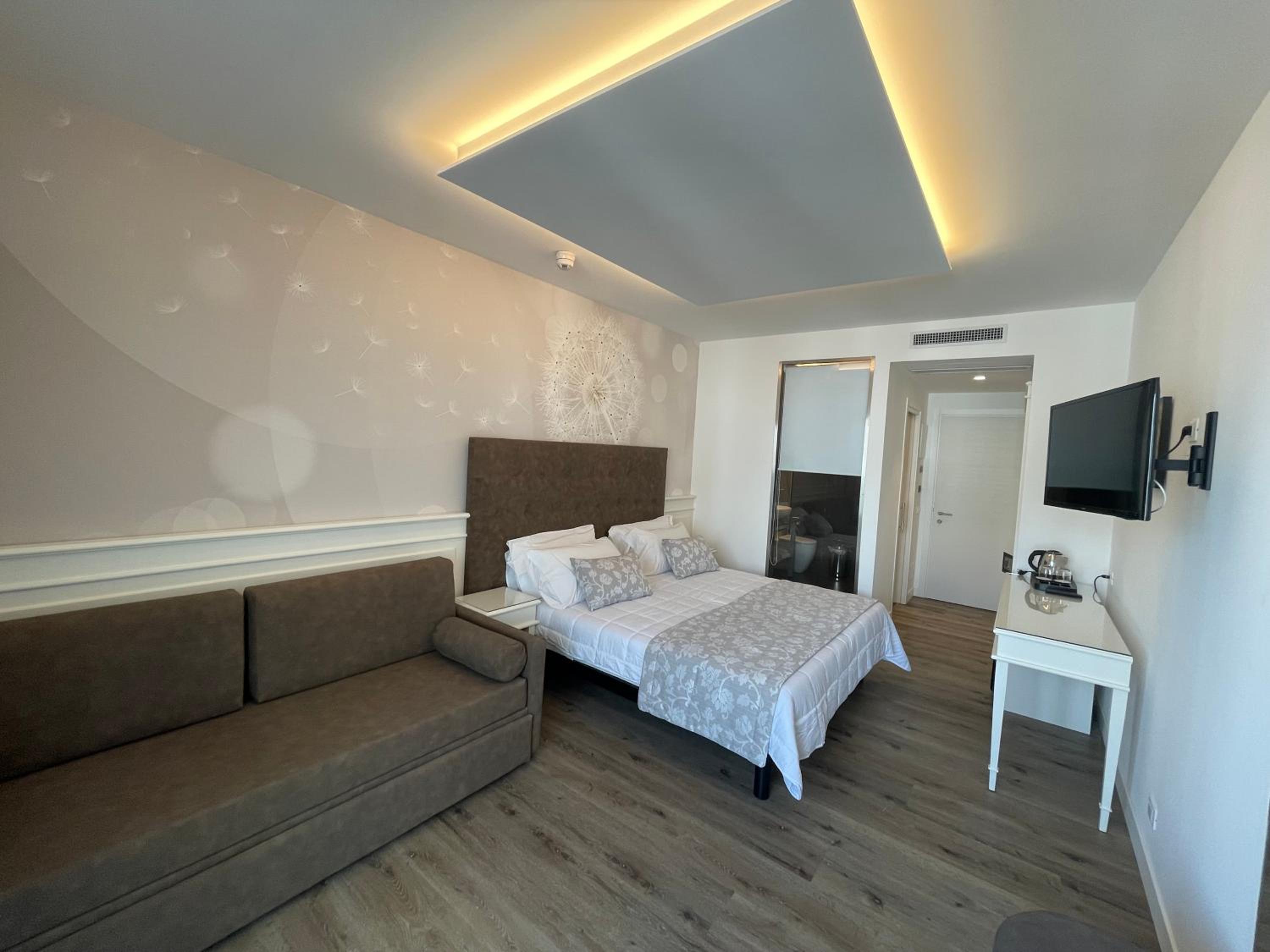 Deluxe Junior Suite with Balcony and Side Sea View photo 2