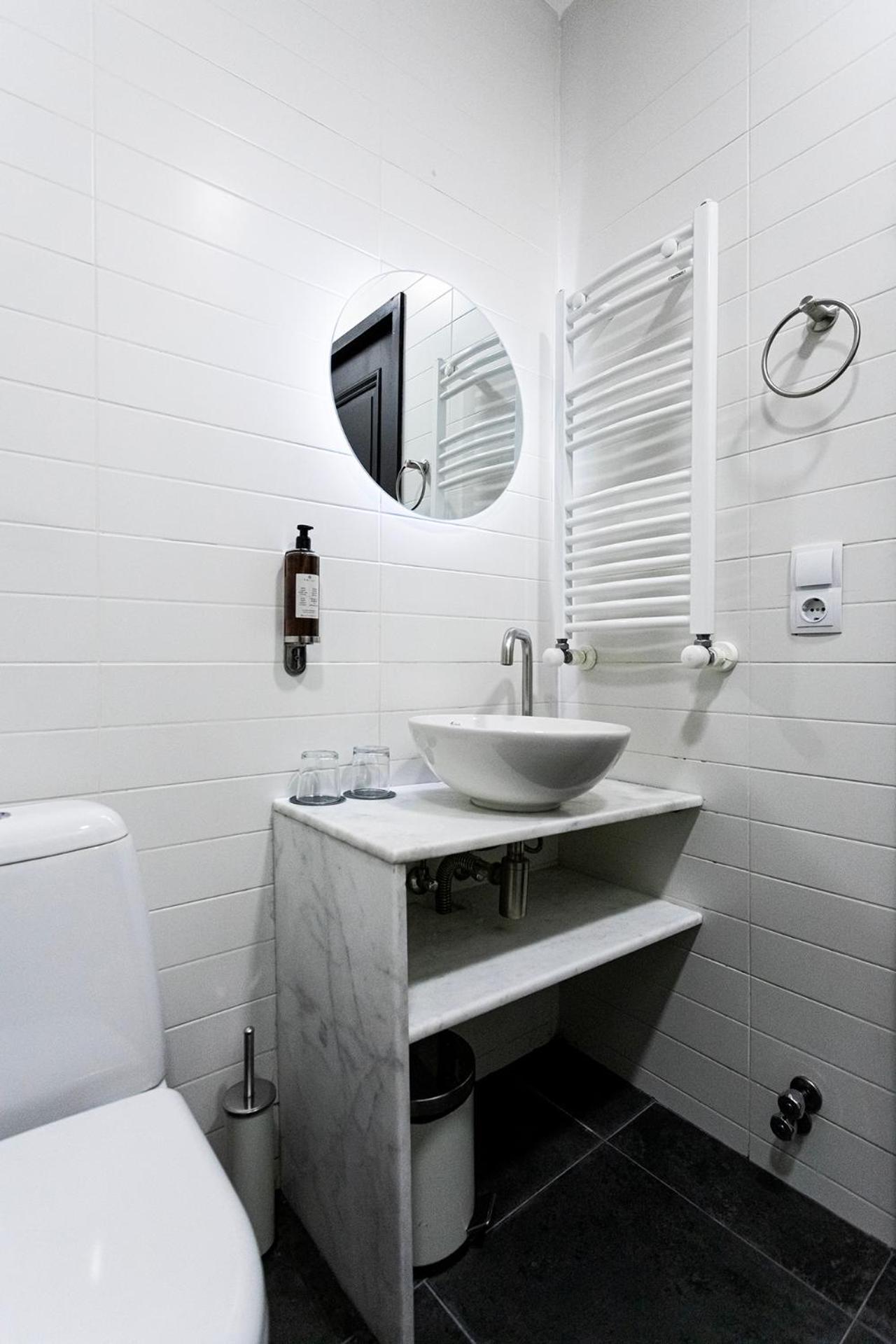 Double or Twin Room with City View - Photo 4