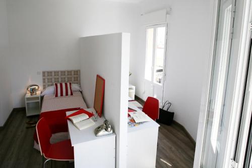 Female Twin Room with Shared Bathroom photo 1