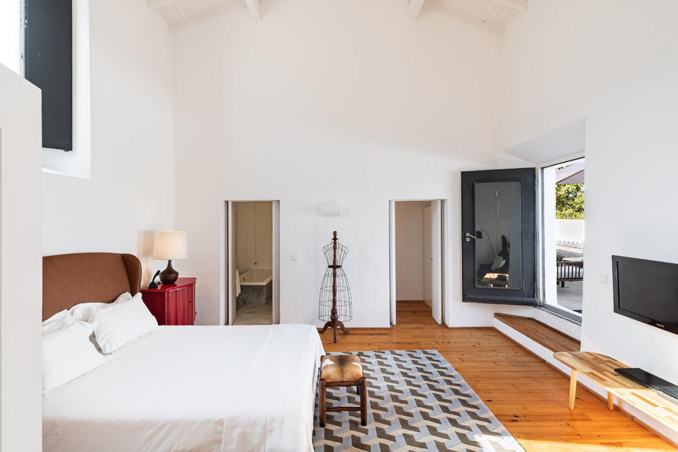 Superior Suite - Photo 9