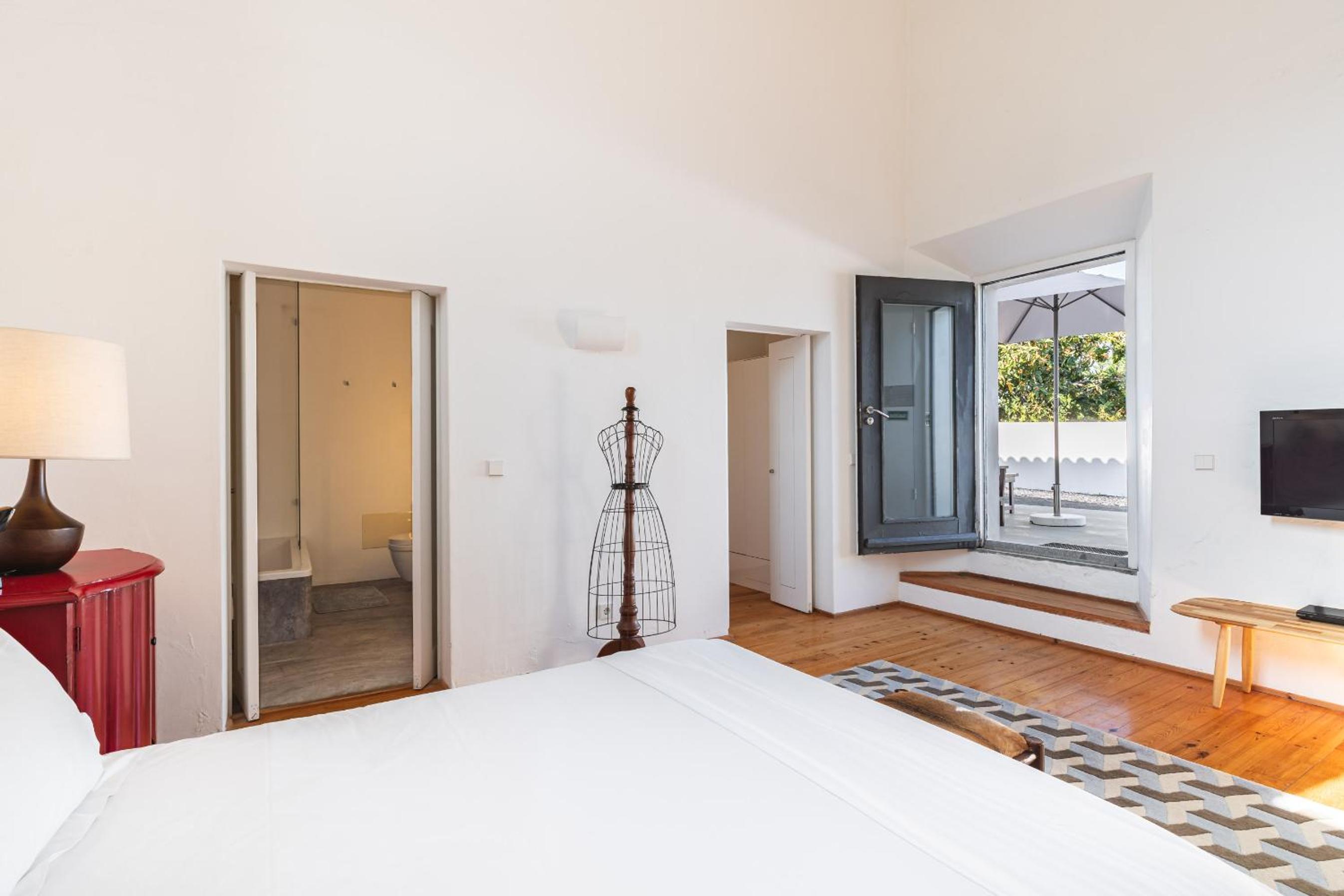 Superior Suite - Photo 8