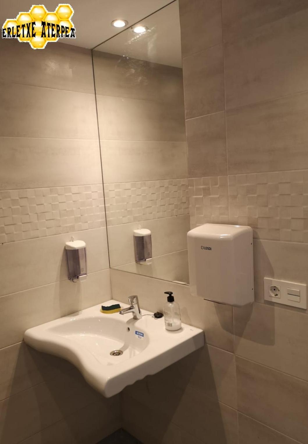 Deluxe Queen Room - Photo 19