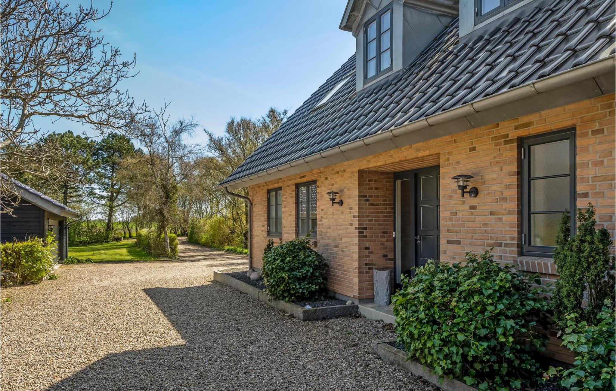 Six-Bedroom Holiday Home photo 3