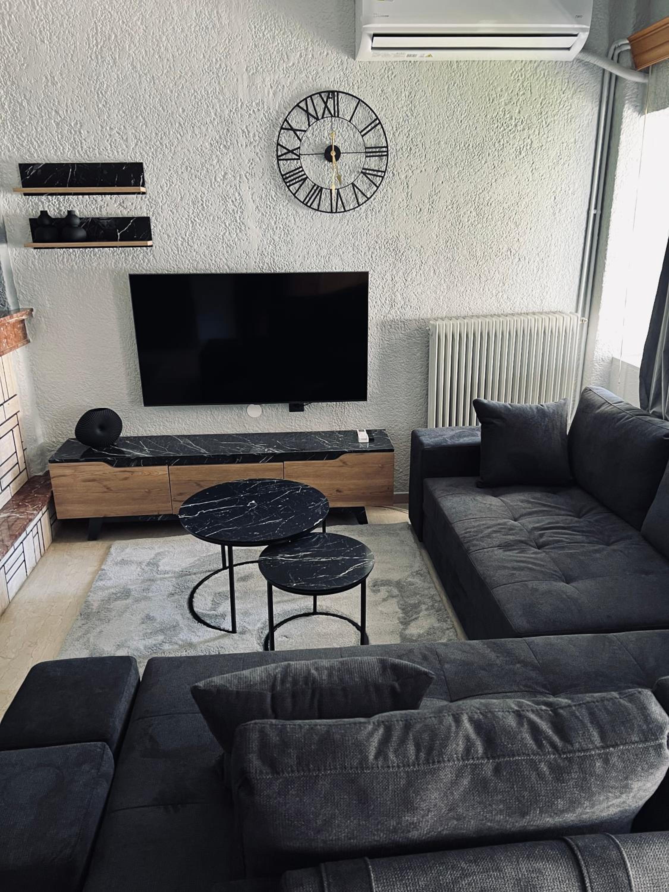 Three-Bedroom Apartment photo 2