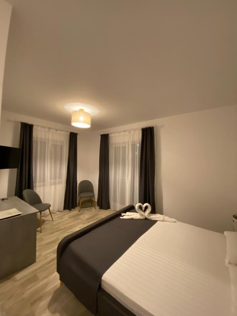 Double Room - Photo 5