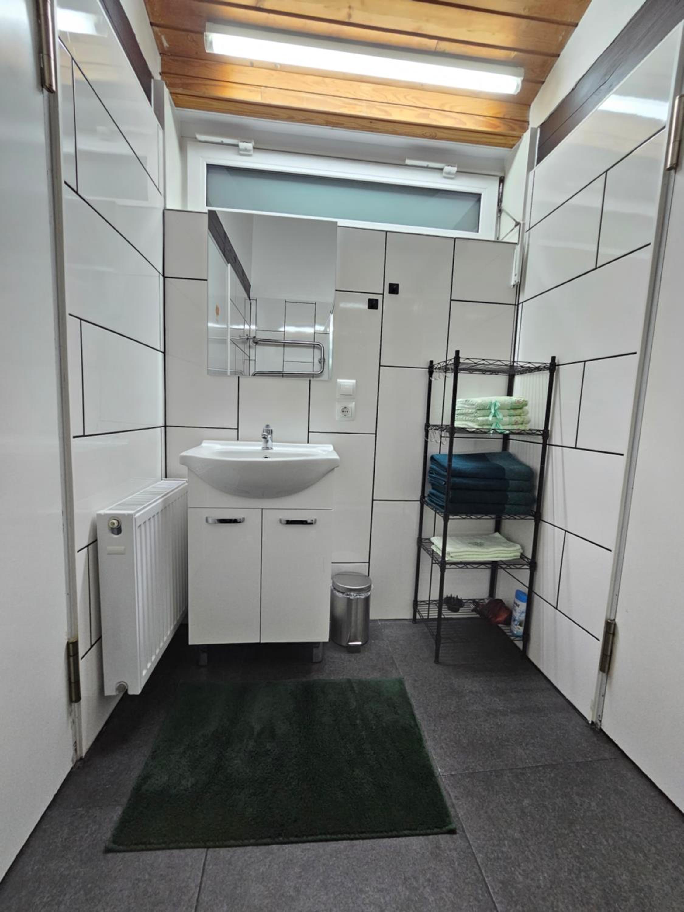 Quadruple Room with Balcony - Photo 8