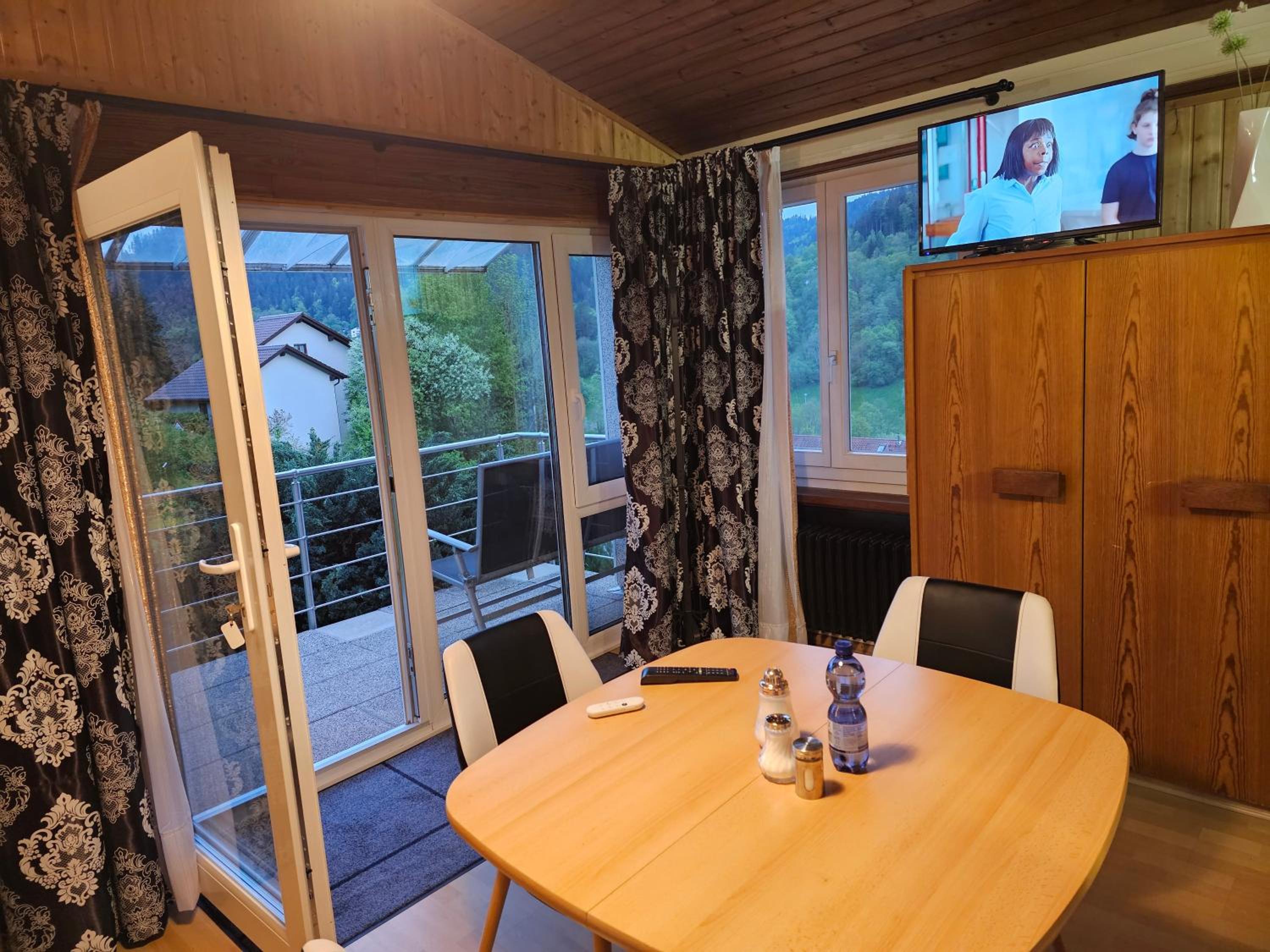 Quadruple Room with Balcony - Photo 4