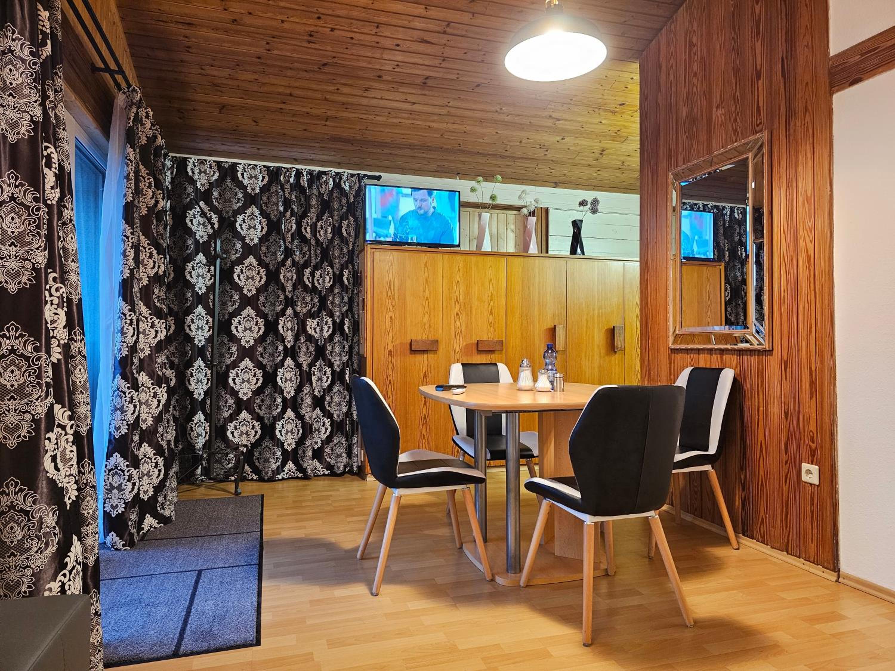 Quadruple Room with Balcony - Photo 2