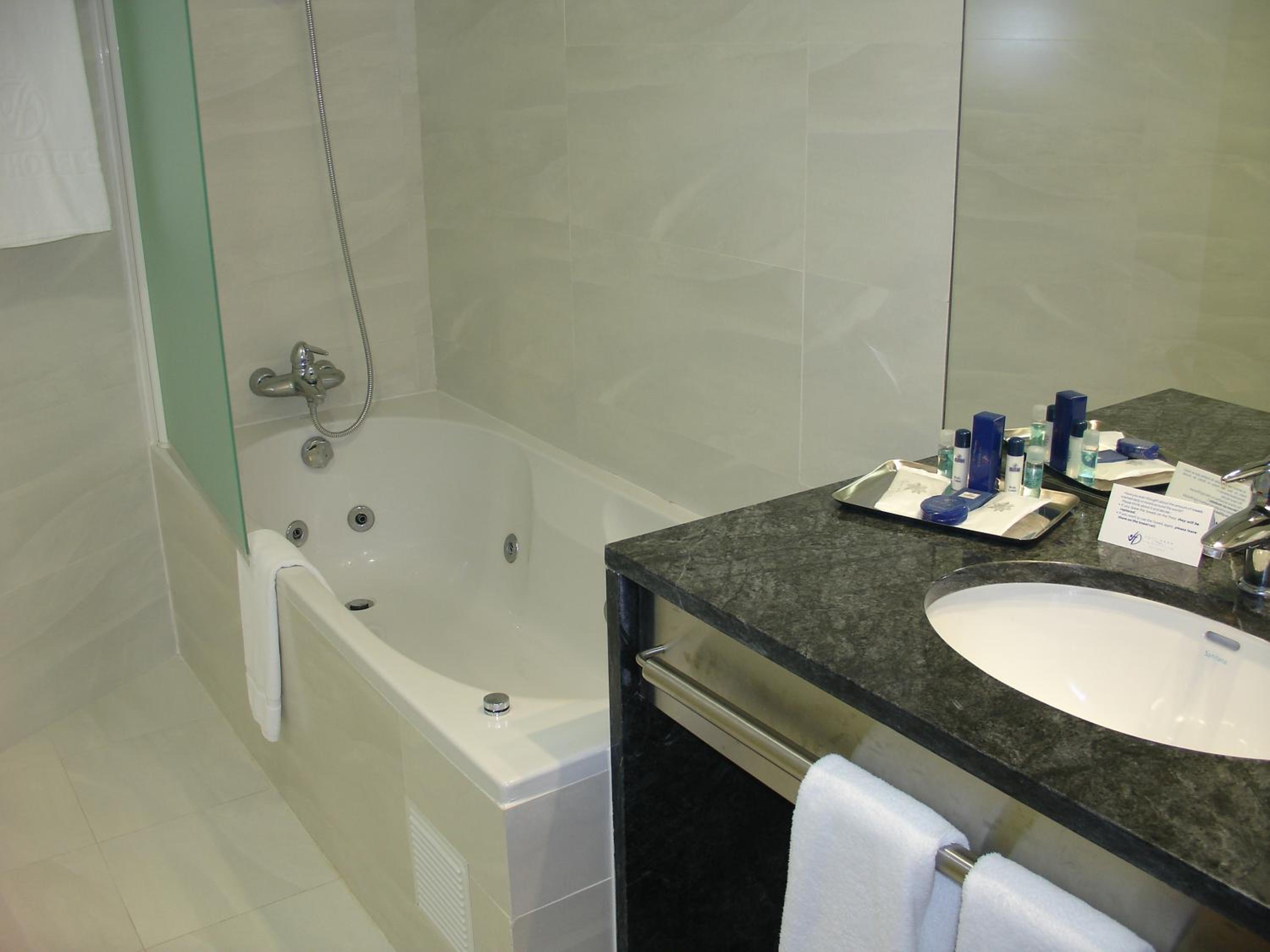 Standard Double or Twin Room - Photo 5