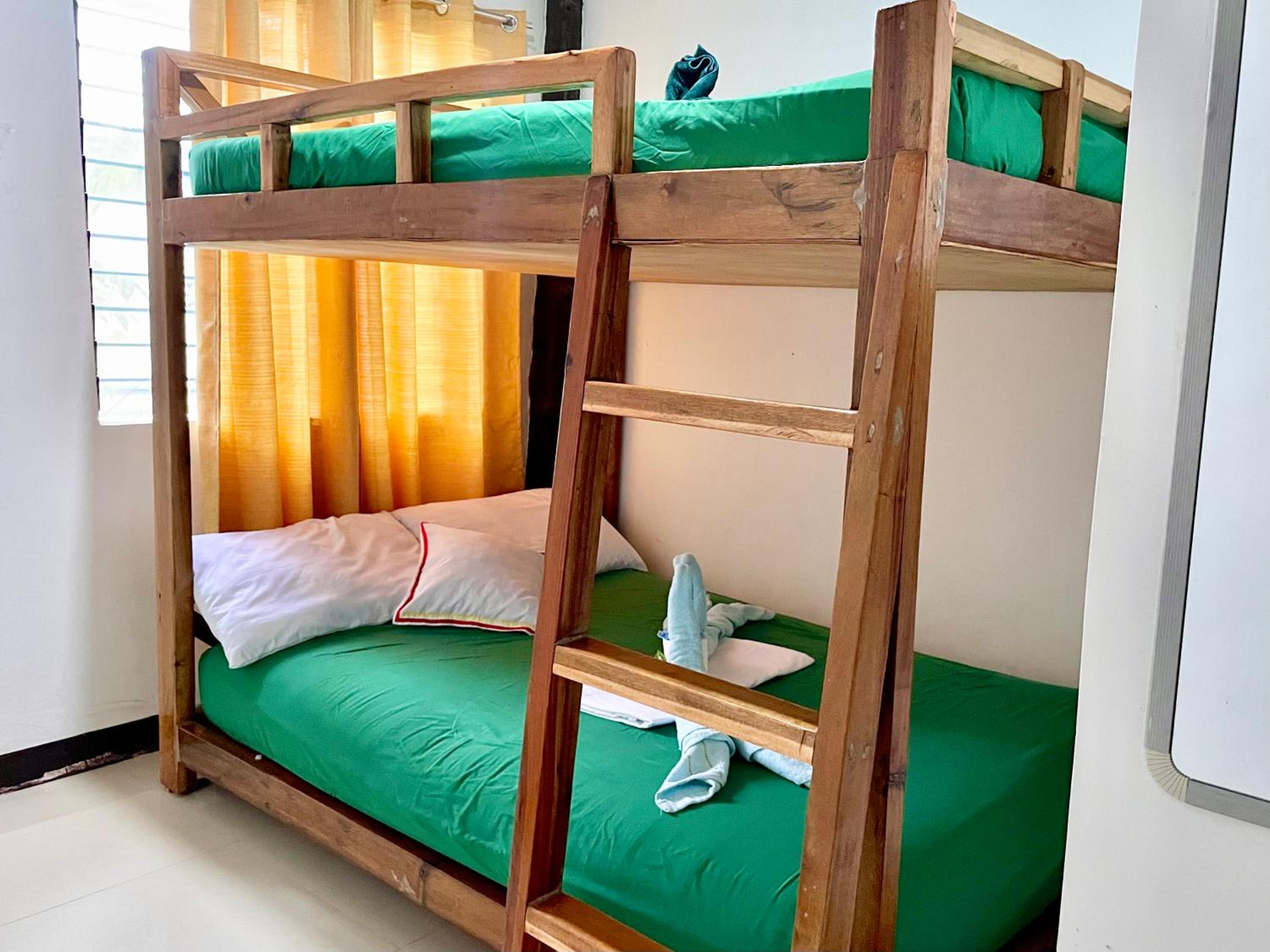 Standard Quadruple Room - Photo 8