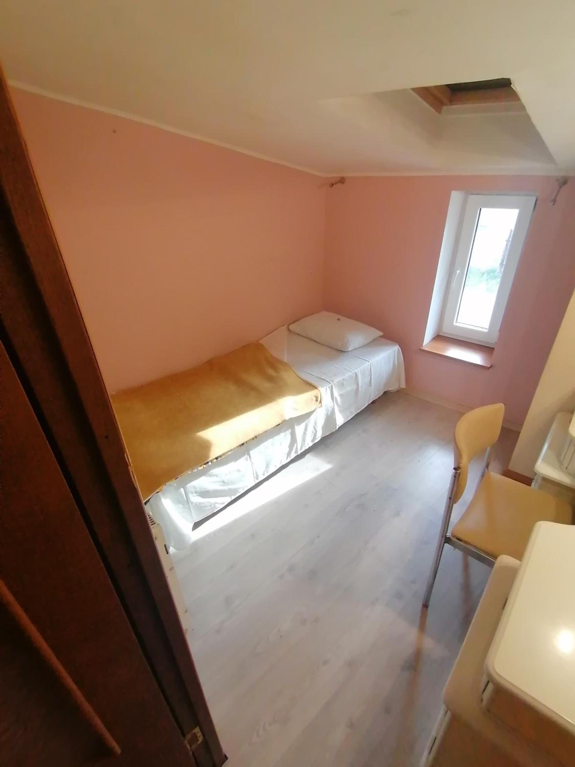 Apartment with Balcony - Photo 5