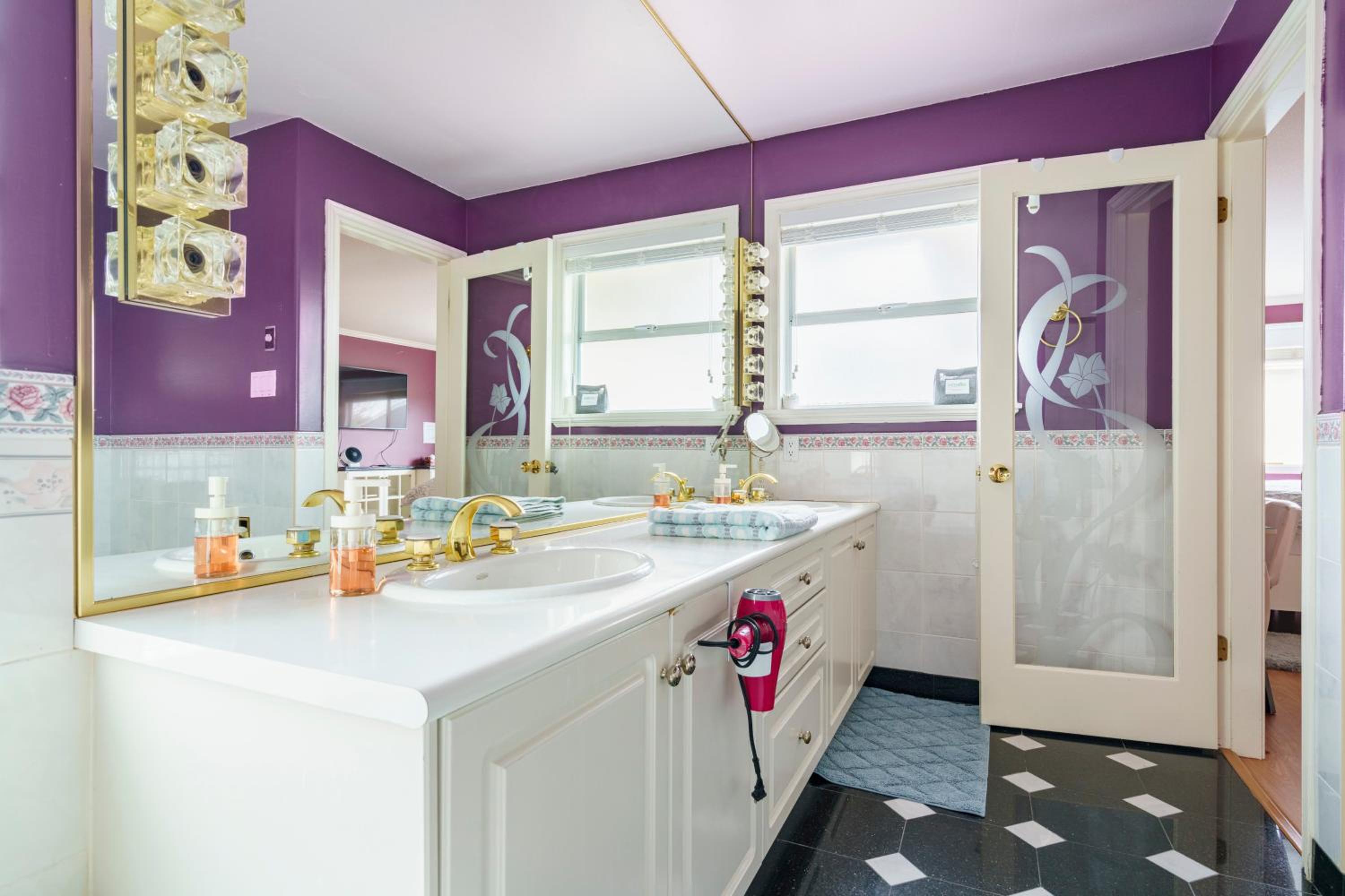 Deluxe King Suite photo 3