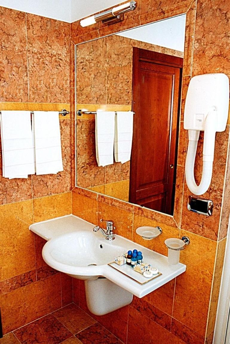 Classic Double or Twin Room - Photo 4