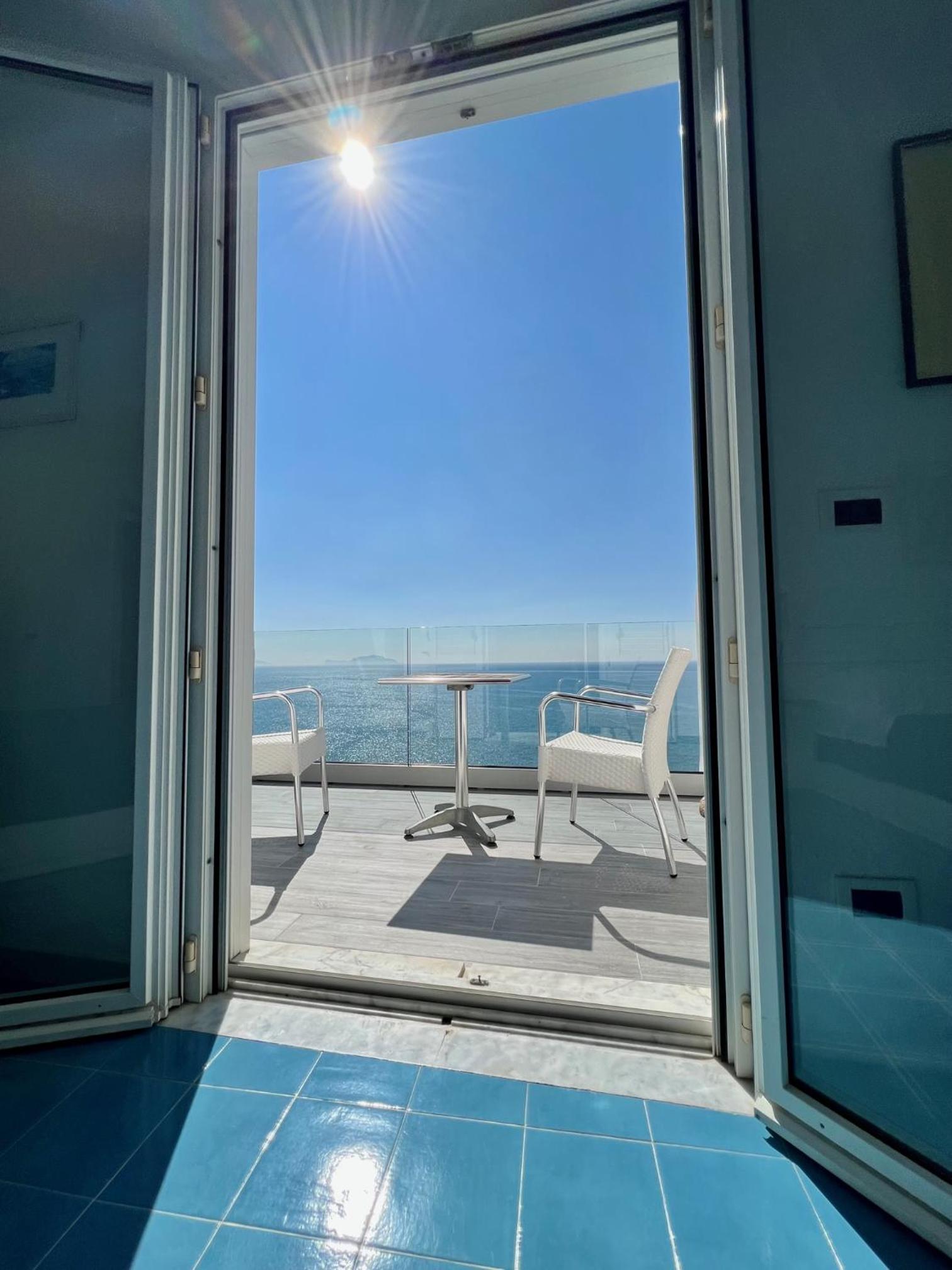 Deluxe Double Room with Balcony and Sea View - Photo 8