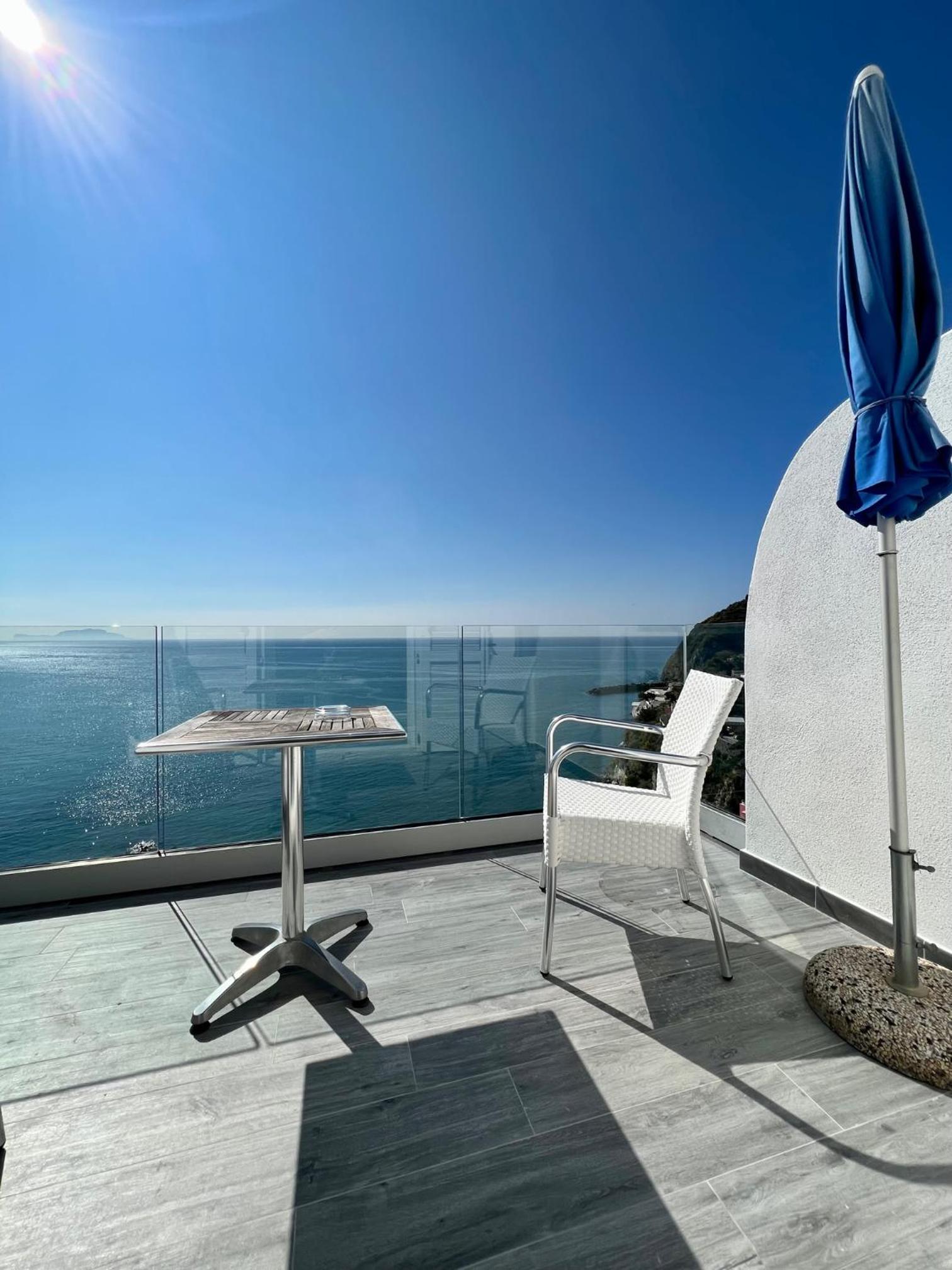 Deluxe Double Room with Balcony and Sea View - Photo 6