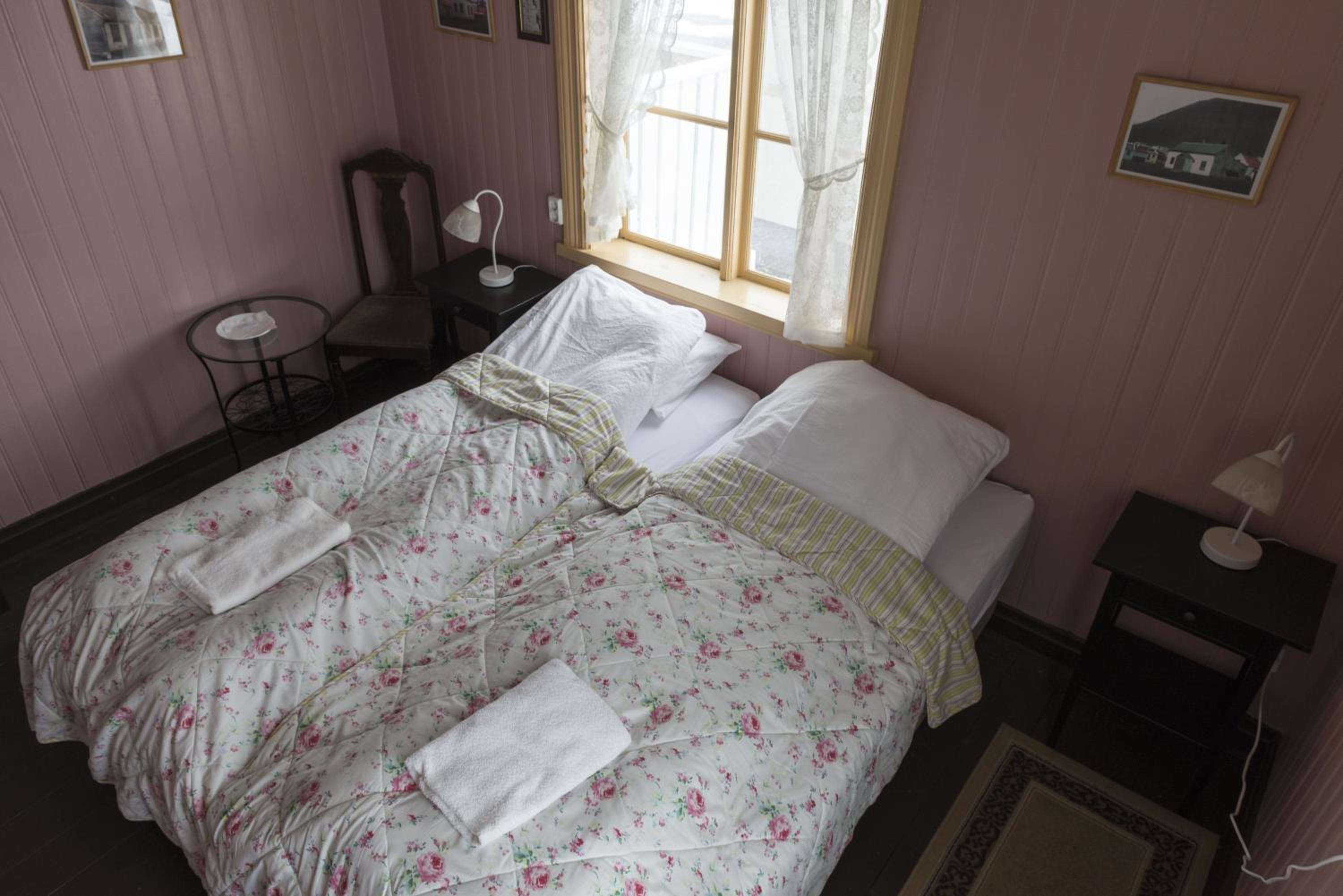 Double or Twin Room with Shared Bathroom photo 1