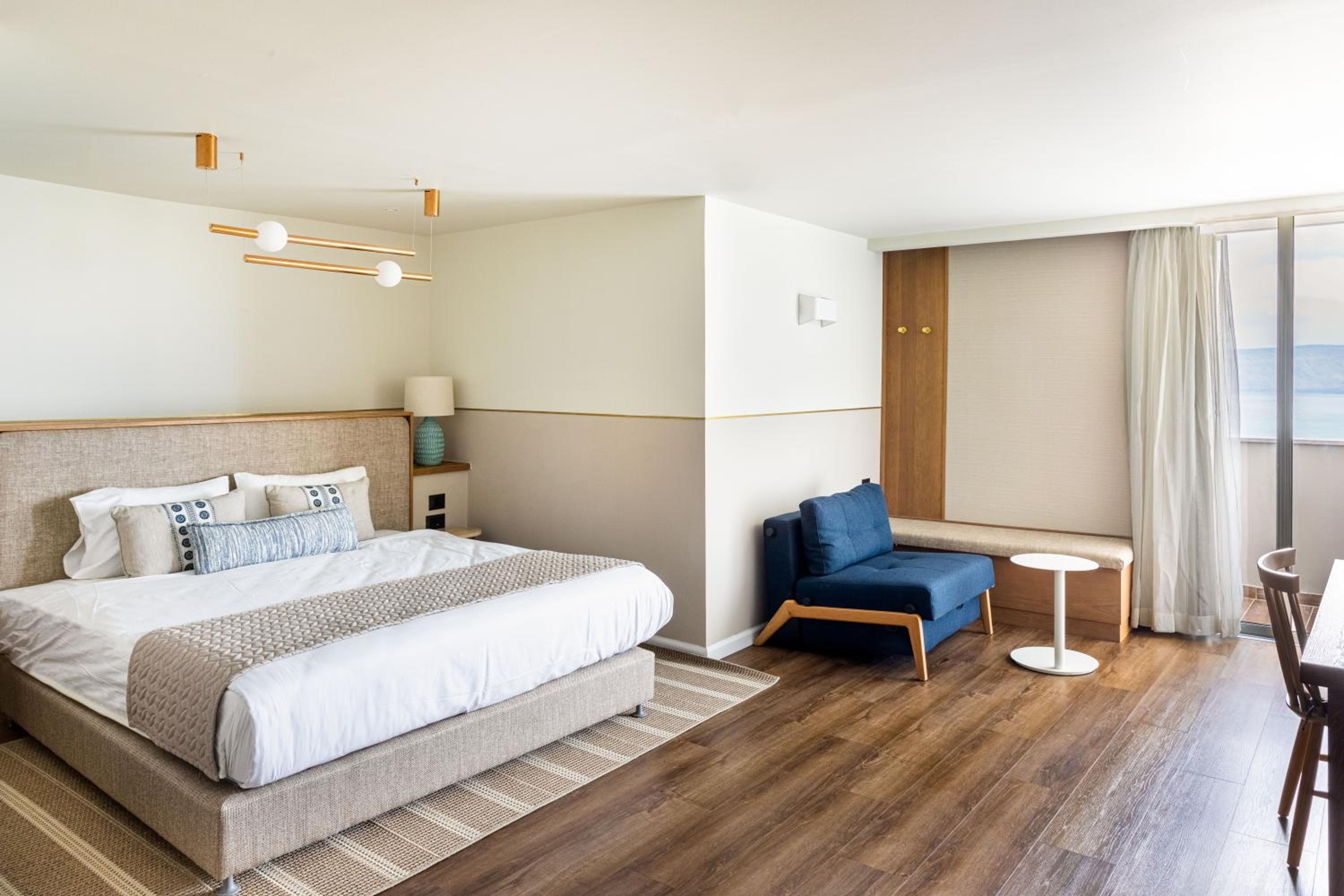 Deluxe High Floor With Balcony And Lake View (2 Adults + 1 Child)