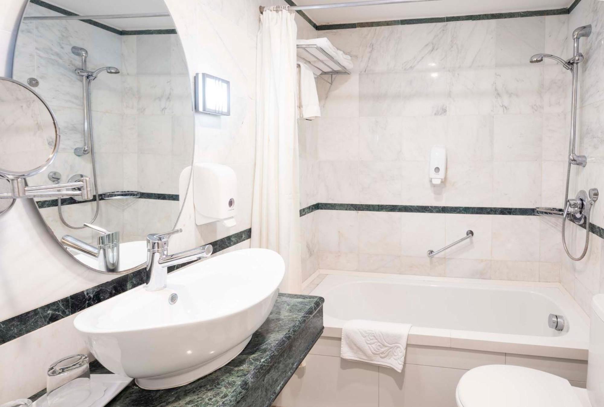 Standard Double or Twin Room - Ground Floor - Photo 8