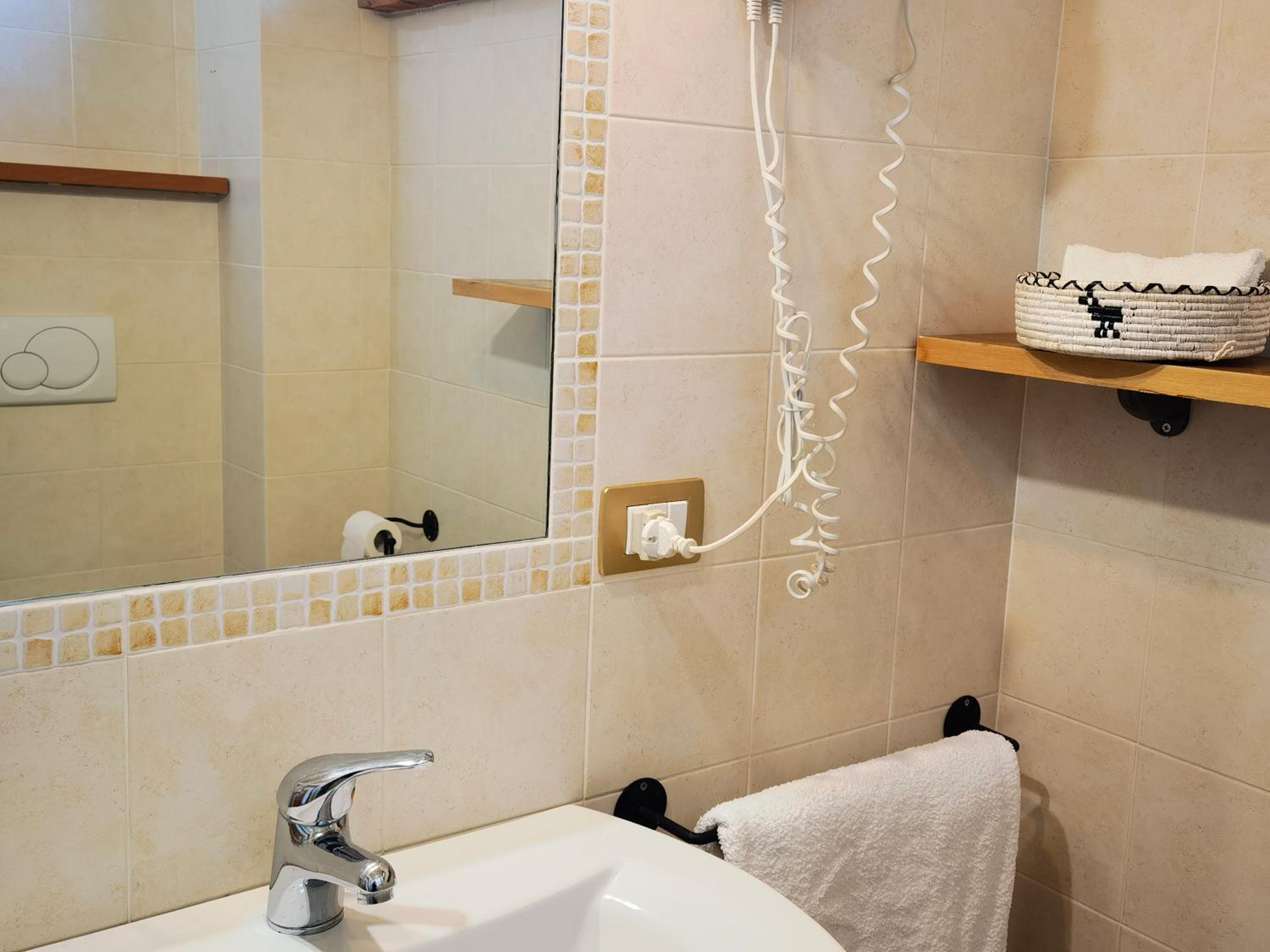 Large Double or Twin Room - Photo 3