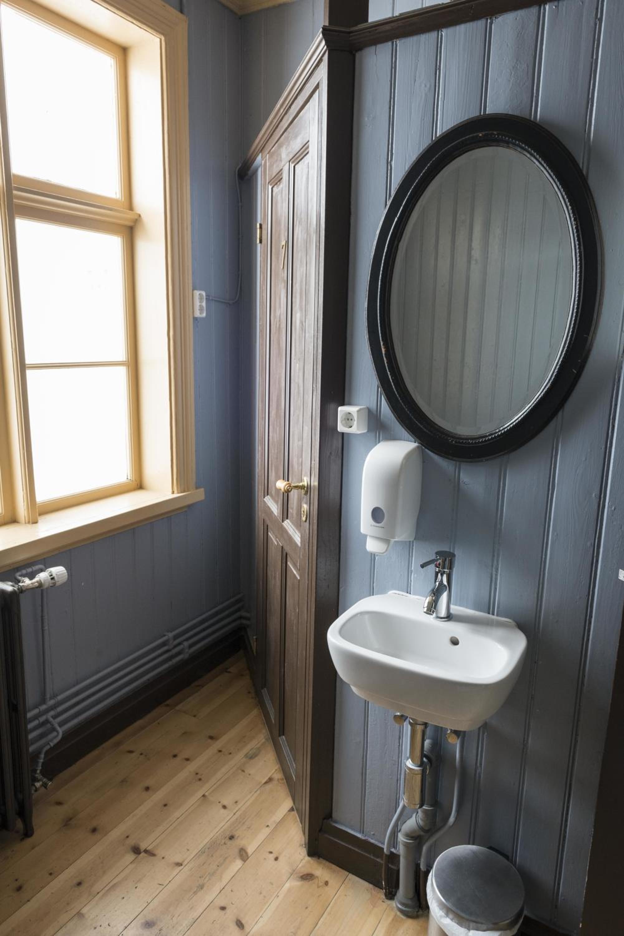 Double or Twin Room with Shared Bathroom photo 2